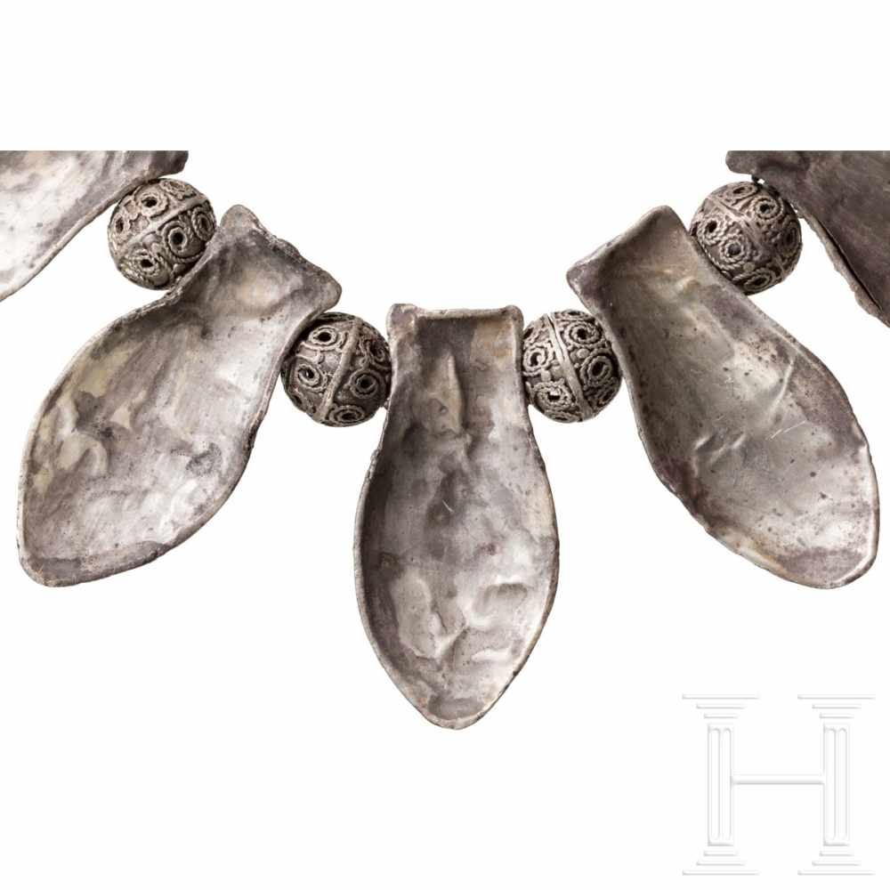 An early Slavic-Russian silver necklace, comparable to a necklace from the Kremlin hoard, 12th - Image 5 of 5