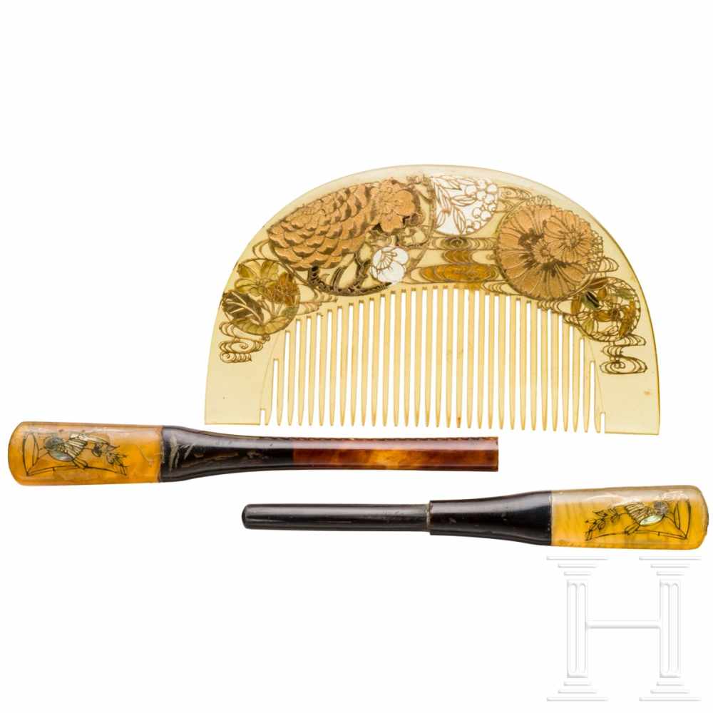 A Kazashi comb and a Kogai, end of Meiji-/beginning of Taisho-periodAus honigfarbenem Horn - Image 2 of 2