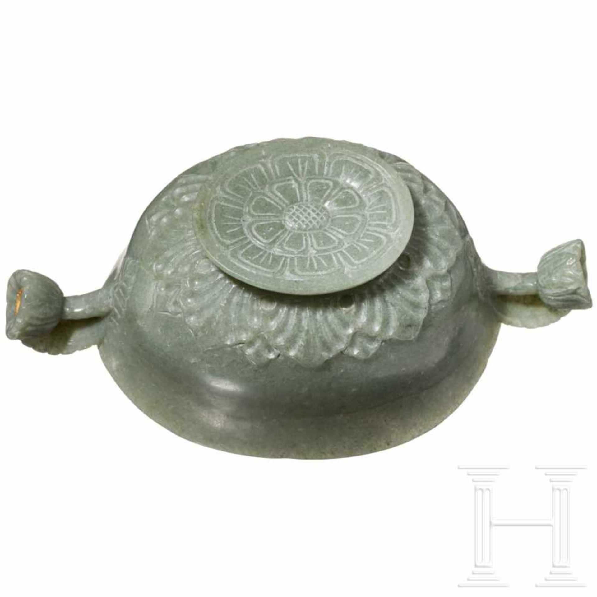 An Indian gold and diamond-studded jade receptacle, 20th centuryOval bowl in greyish-green jade with - Bild 5 aus 5