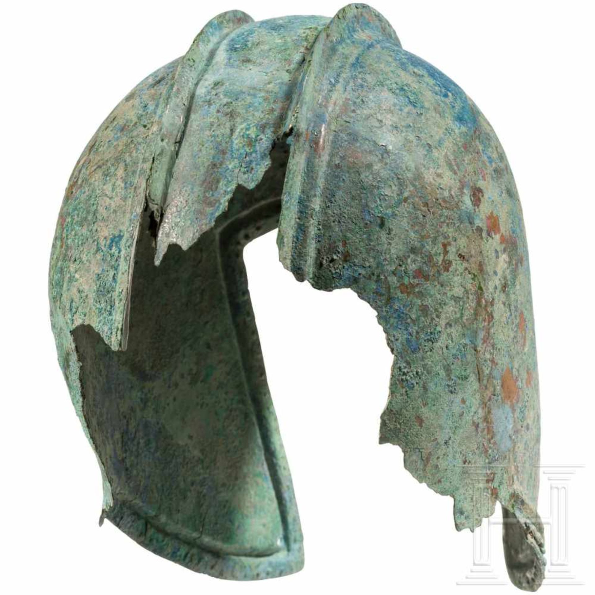 An Illyrian helmet, 5th century B.C.The hemispherical, hammered helmet skull with two raised, - Bild 4 aus 5