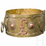 A German brass dog-collar, 18th centuryBreite Hundehalsung aus Messingblech mit breiten, nach