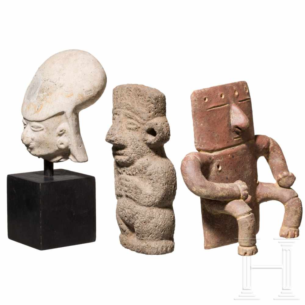 Three Central and South American figurines, circa 100 – 1500Flat male figure of basalt stone, the - Image 2 of 3