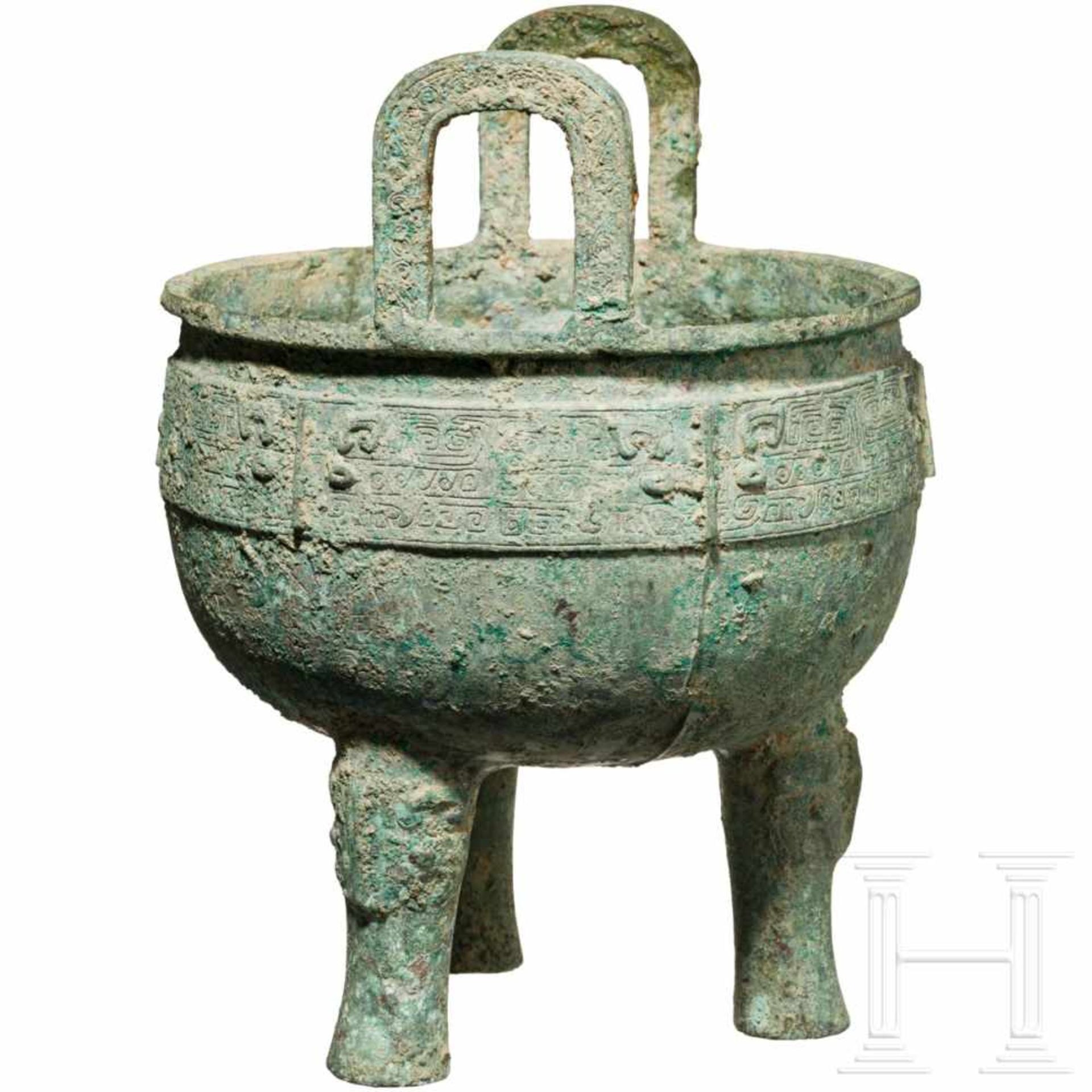 An archaic Chinese tripod vessel (ding), western Zhou dynasty, 10th/9th century B.C.Bronze with a - Bild 3 aus 4