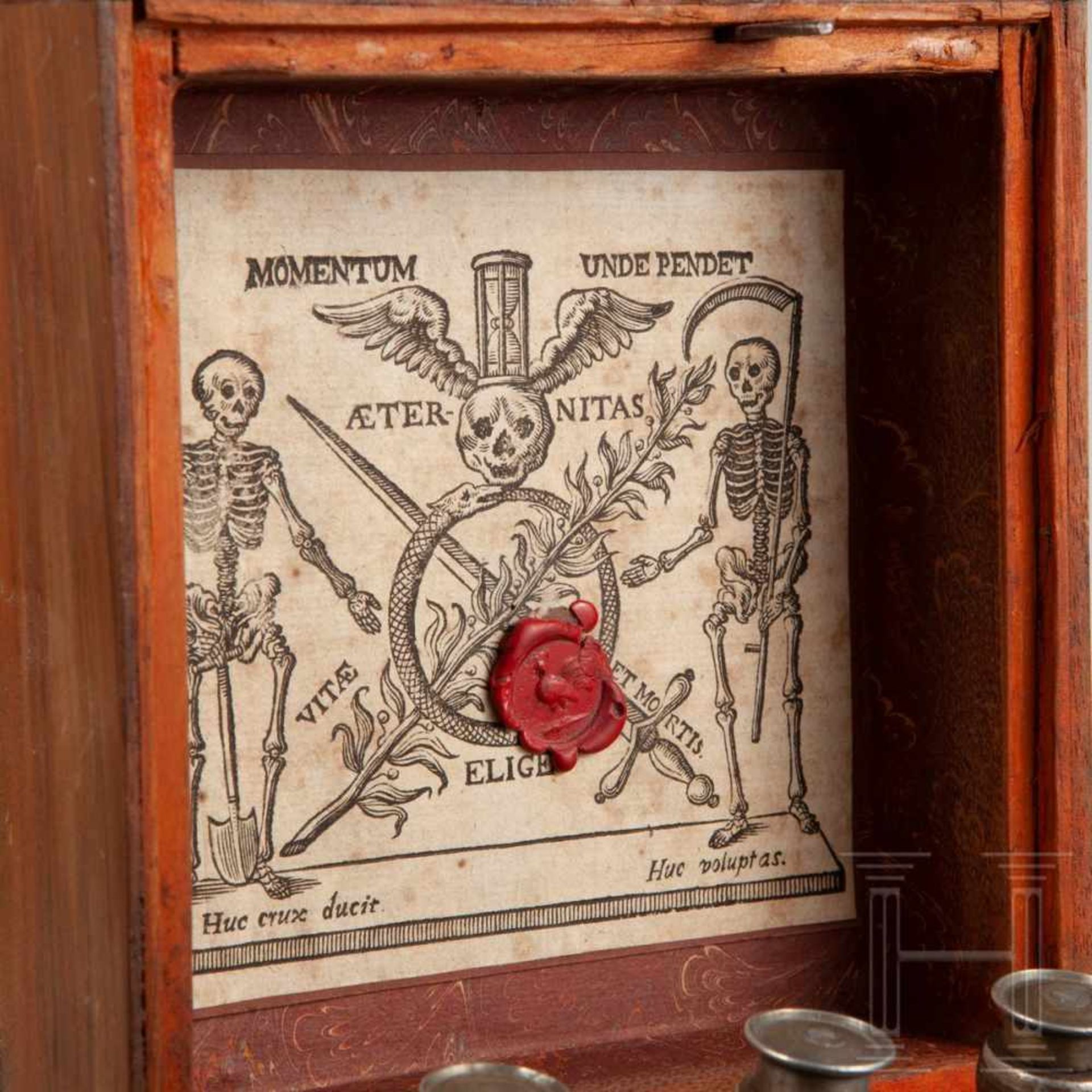 A German traveler's apothecary, circa 1800Hölzerne Kassette mit glatten eisernen Beschlägen und - Bild 4 aus 6