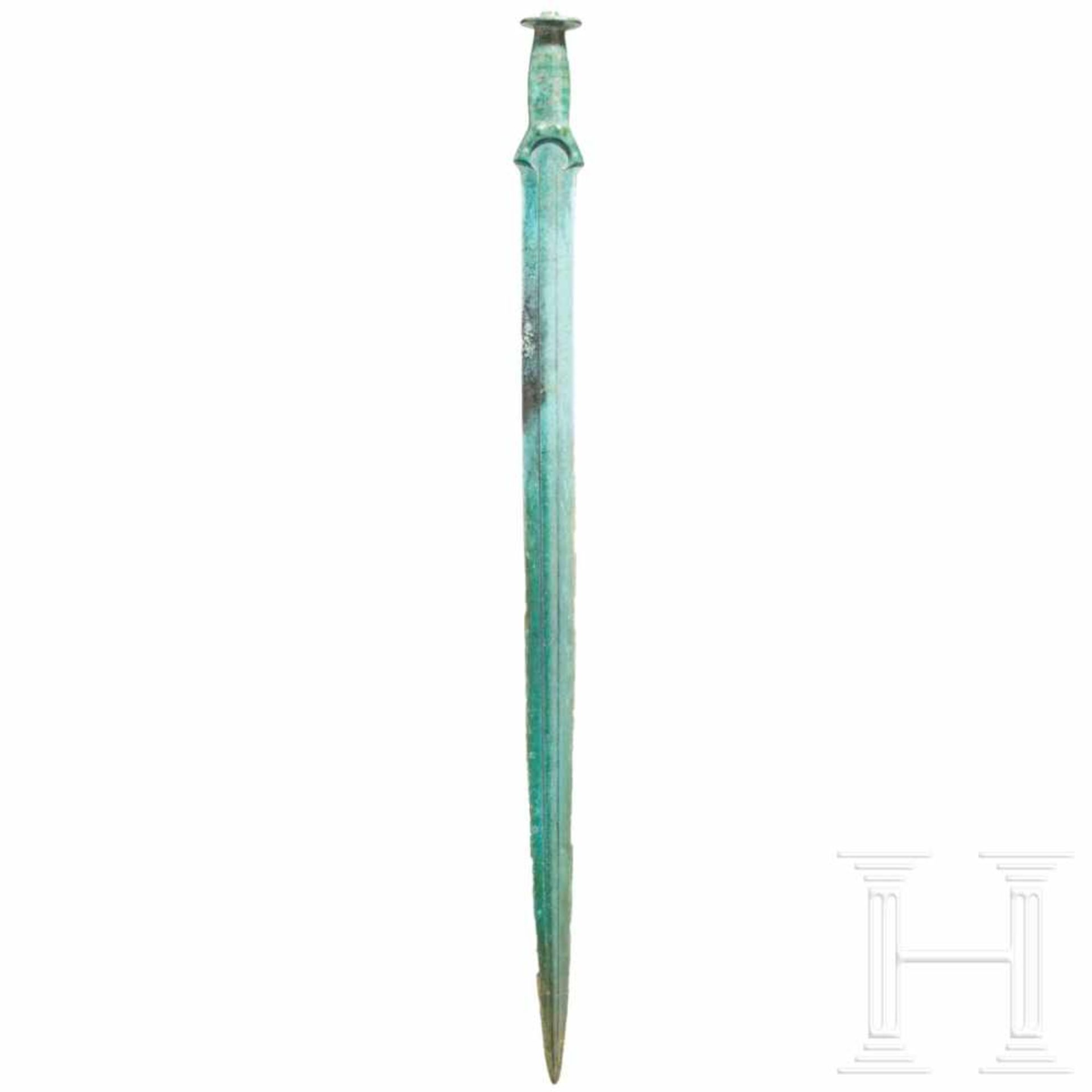 A German bronze sword of the Riegsee type, 1300 – 1200 B.C.A beautifully preserved bronze sword with - Bild 2 aus 8