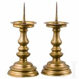 A pair of South German Renaissance candlesticks, 16th centuryEinteilig gegossene Leuchter aus