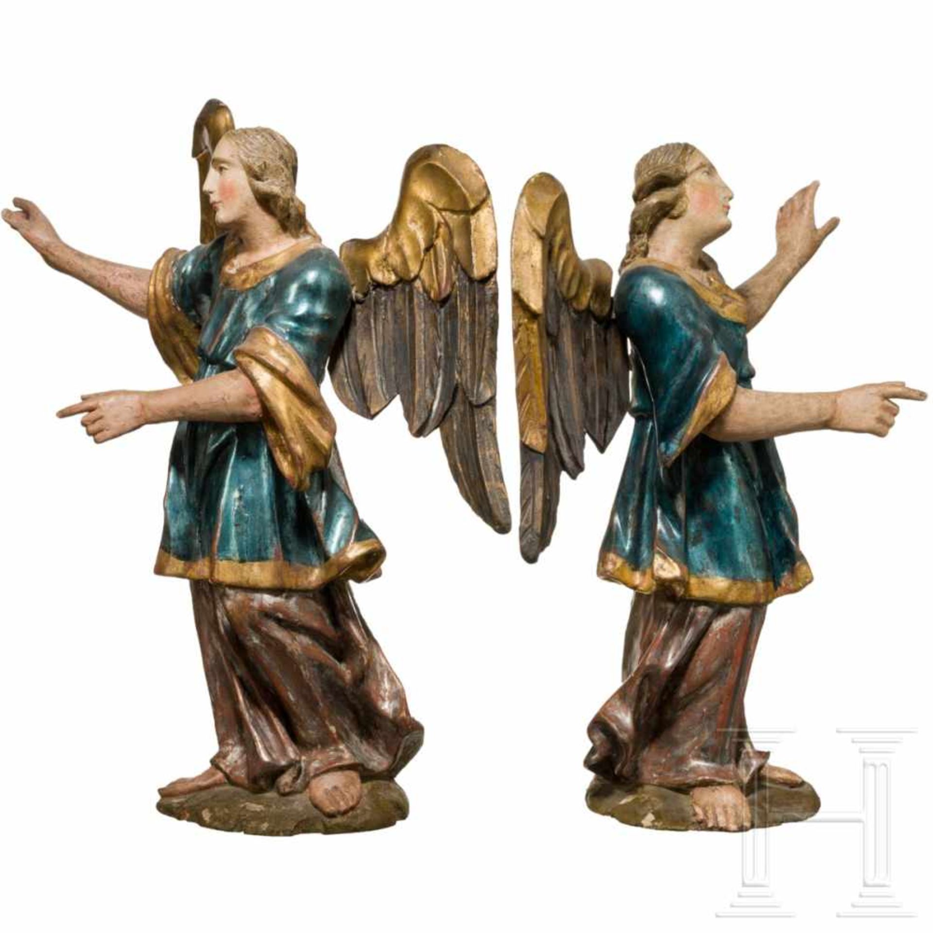 A pair of German angels, circa 1800Geschnitzte Figuren aus Lindenholz mit angesetzten Flügeln und - Bild 4 aus 6