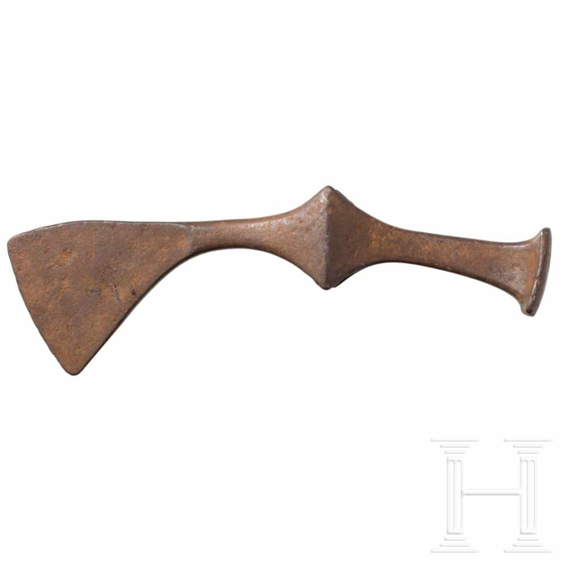 A Scythian battle axe head, 5th – 3rd century B.C.An iron battle axe head with blade pointing - Bild 2 aus 2