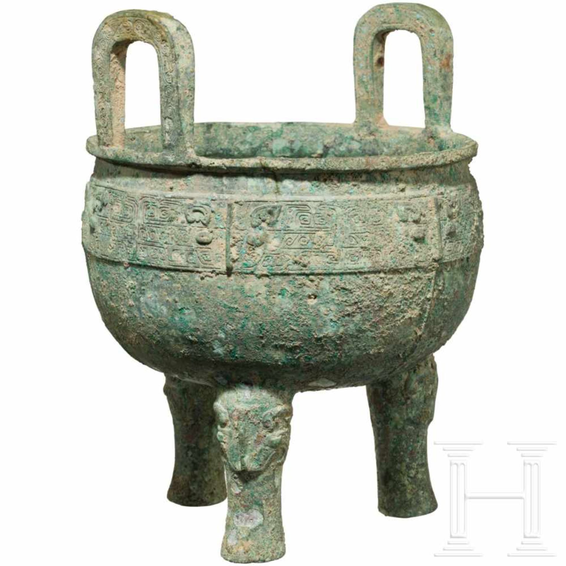 An archaic Chinese tripod vessel (ding), western Zhou dynasty, 10th/9th century B.C.Bronze with a - Bild 2 aus 4