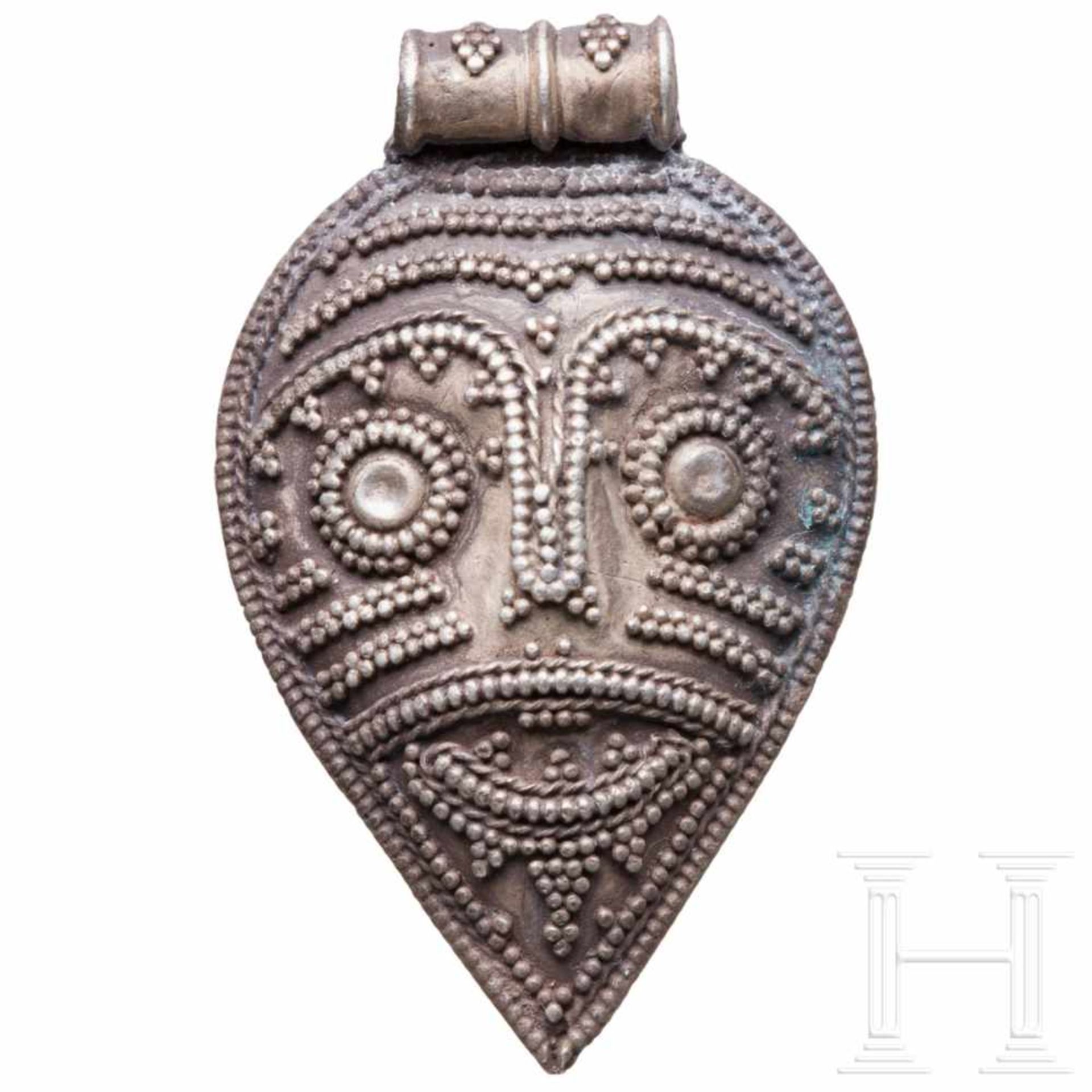 A Viking silver pendant with warrior head, 10th – 11th centuryA silver pendant representing the face - Bild 2 aus 3