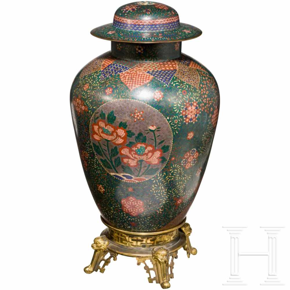A Japanese enameled vase, Meiji-PeriodBauchige Vase mit kurzem Hals und gewölbtem Stülpdeckel. - Image 2 of 3