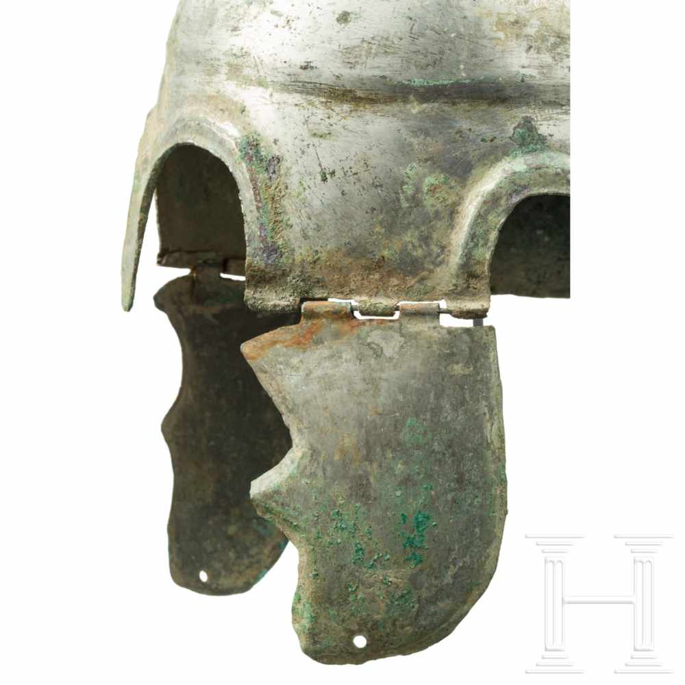 A Chalcidian helmet, type V, early 4th century B.C.Bronze helmet with full-faced tin plating with - Image 6 of 9