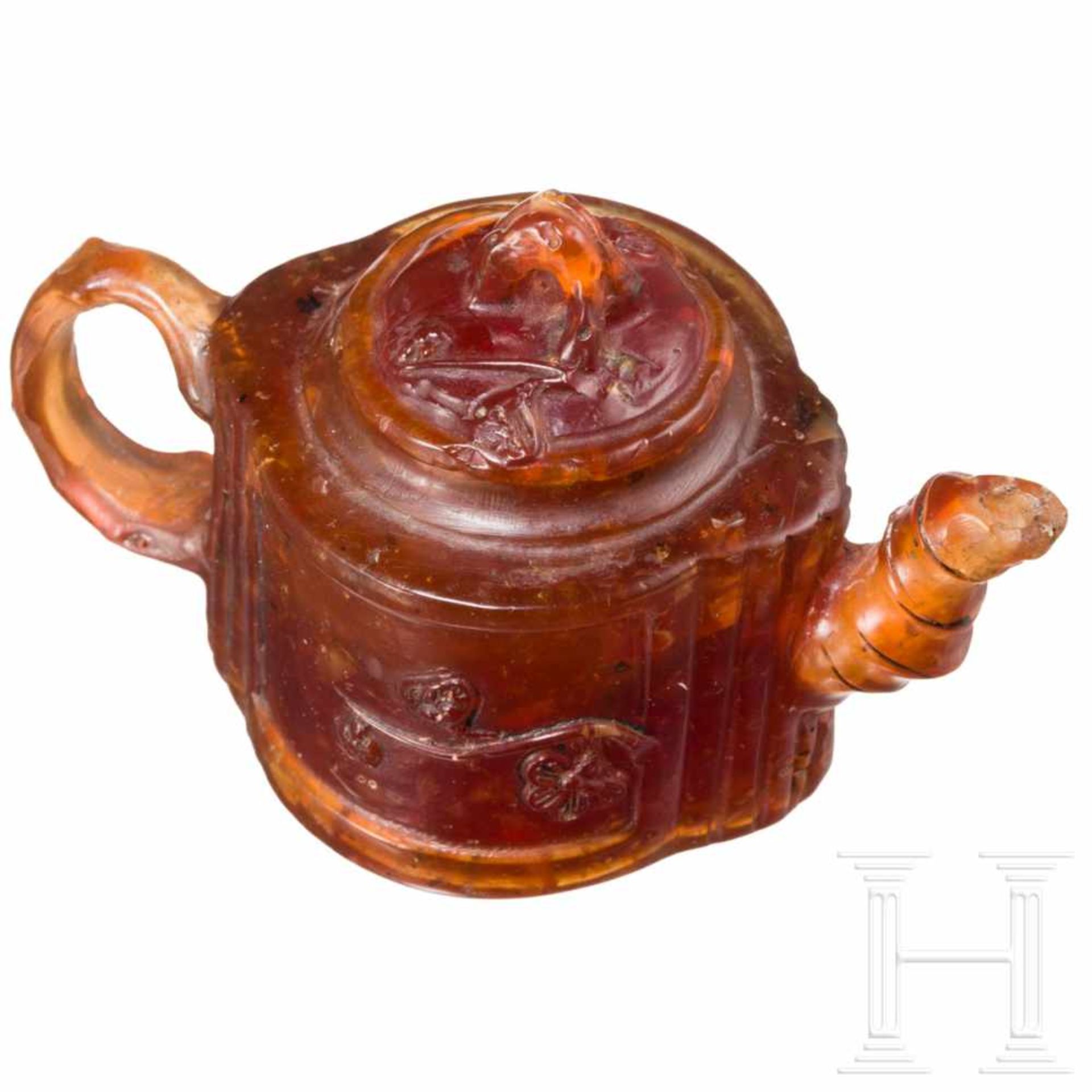 A rare miniature teapot in amber, Königsberg, circa 1700/20The two-part teapot carved in honey- - Bild 7 aus 13