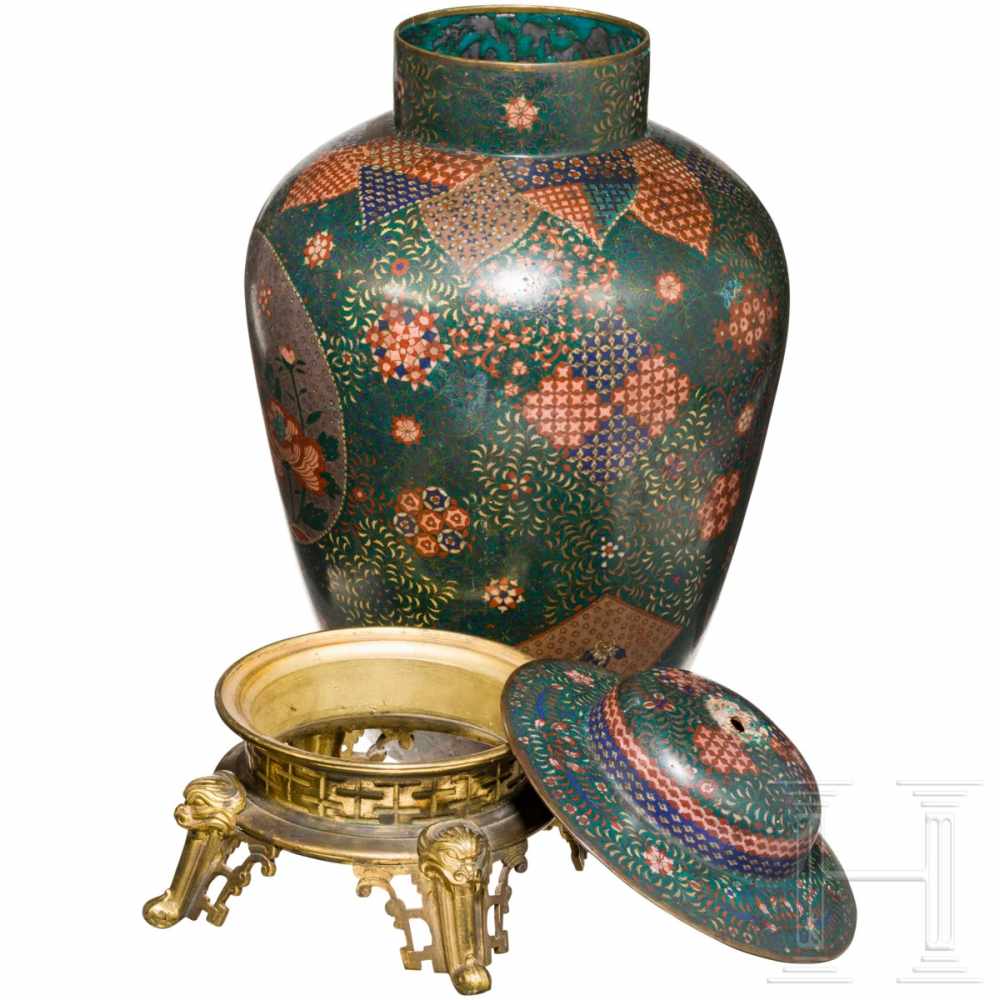 A Japanese enameled vase, Meiji-PeriodBauchige Vase mit kurzem Hals und gewölbtem Stülpdeckel. - Image 3 of 3