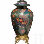 A Japanese enameled vase, Meiji-PeriodBauchige Vase mit kurzem Hals und gewölbtem Stülpdeckel.