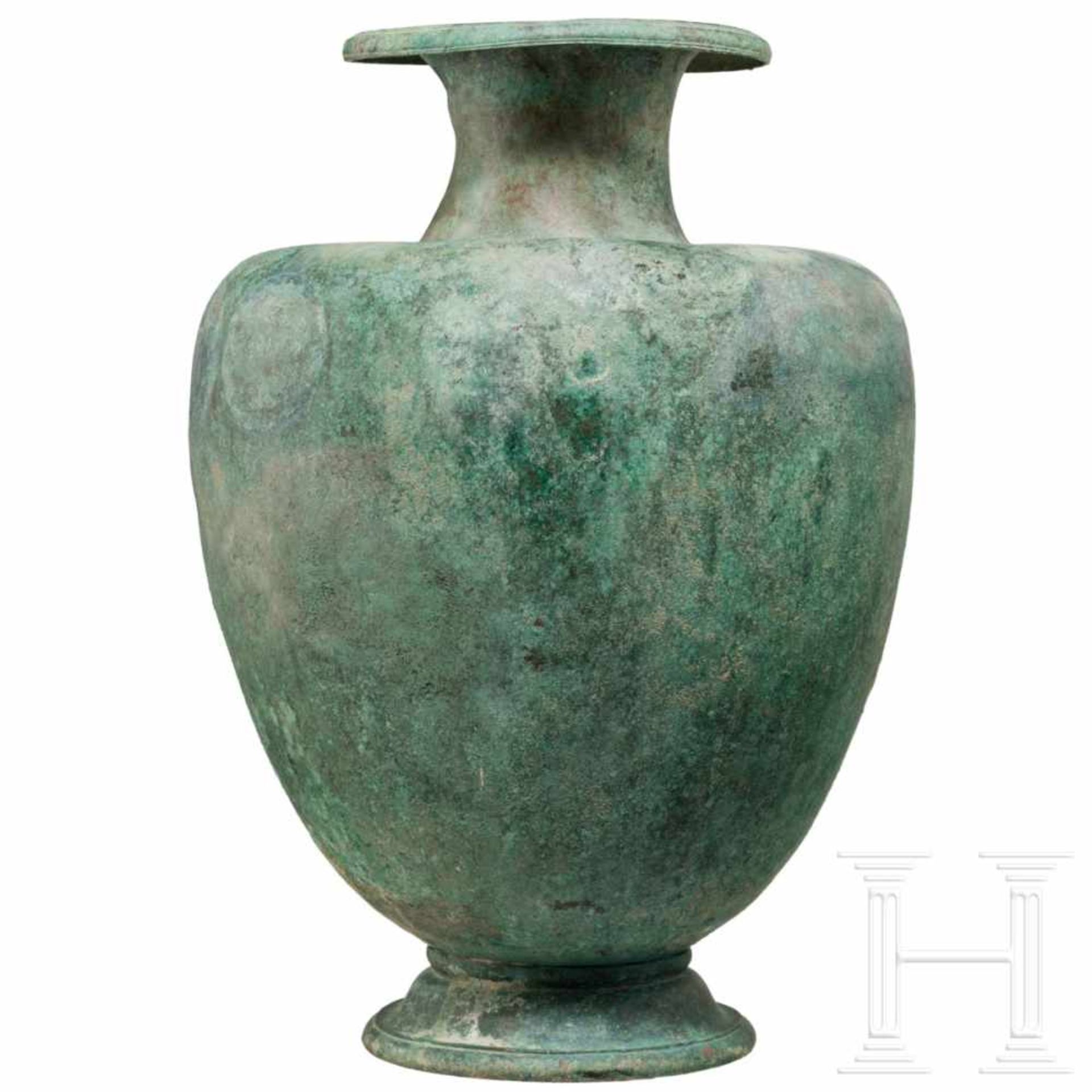 A Greek bronze hydria, 5th Century BCAn exquisite, large bronze hydria. The ovoid body with broad - Bild 3 aus 7