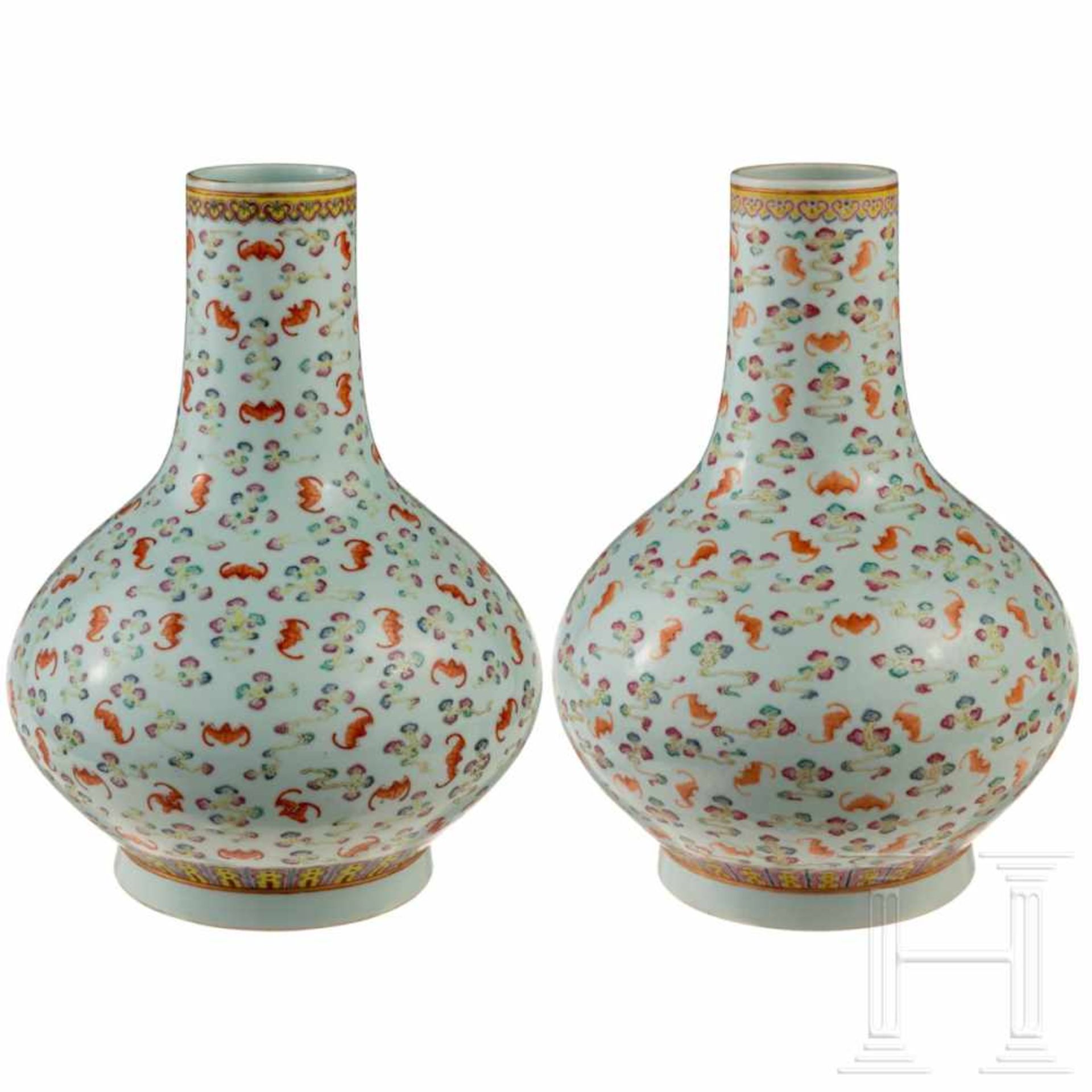 An almost identical pair of Chinese bat vases, Kuang Hsu period, 19th centuryPorcelain. On sturdy - Bild 2 aus 2