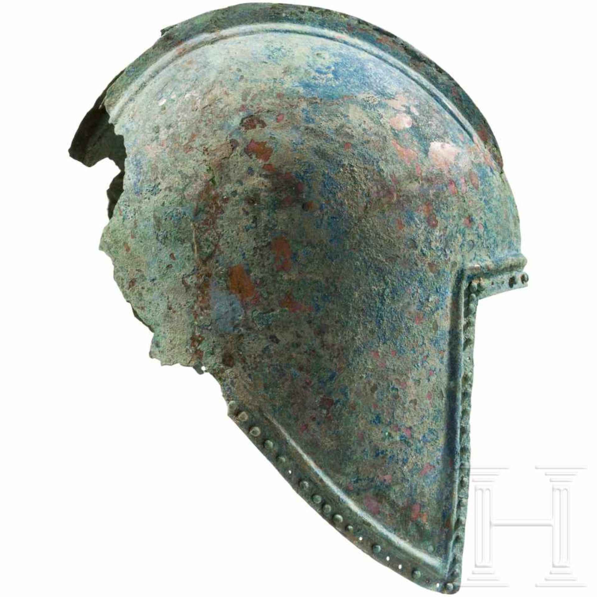 An Illyrian helmet, 5th century B.C.The hemispherical, hammered helmet skull with two raised, - Bild 3 aus 5