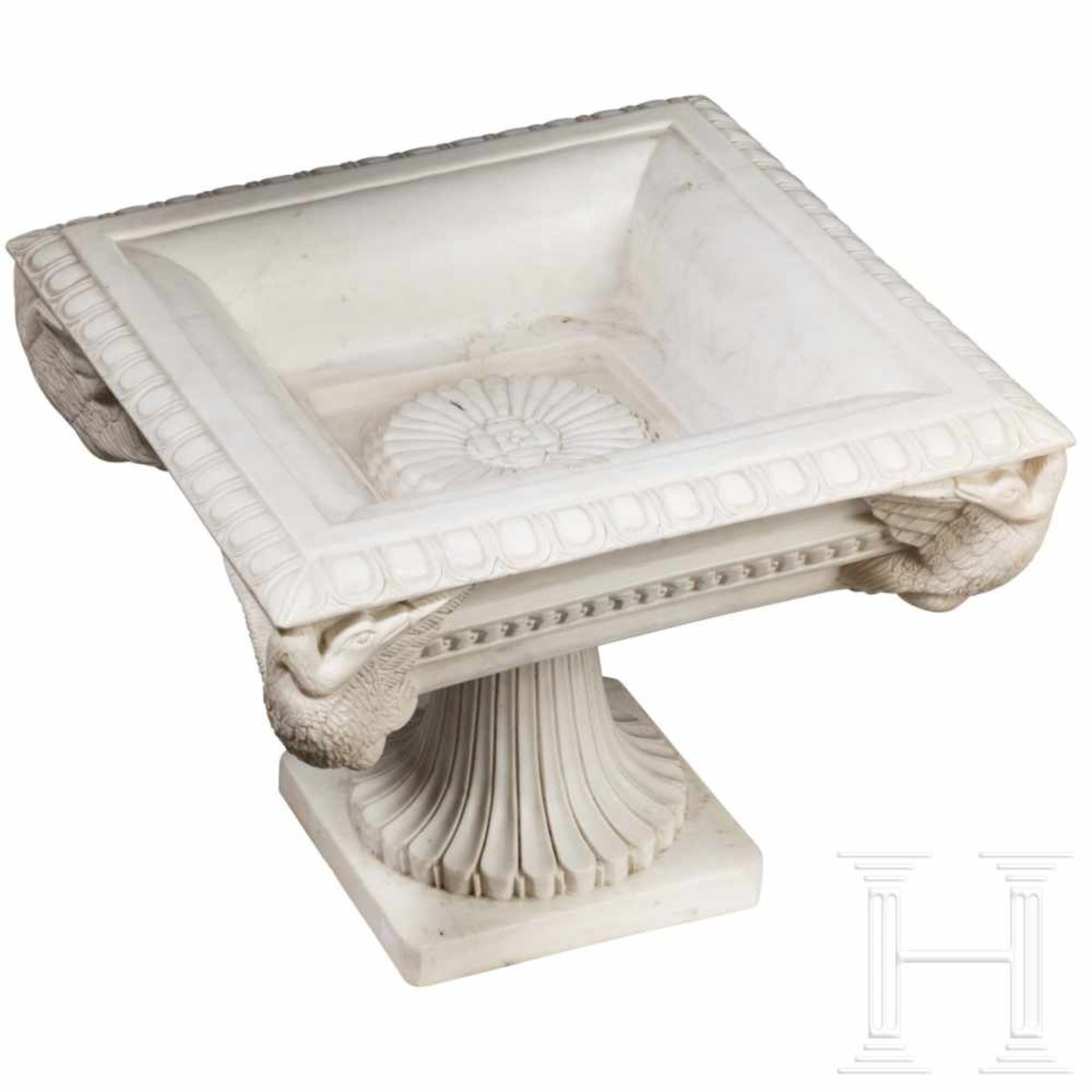 An unusual Italian tazza in classicist styleSolid, two-part design in white Carrara marble. - Bild 2 aus 5