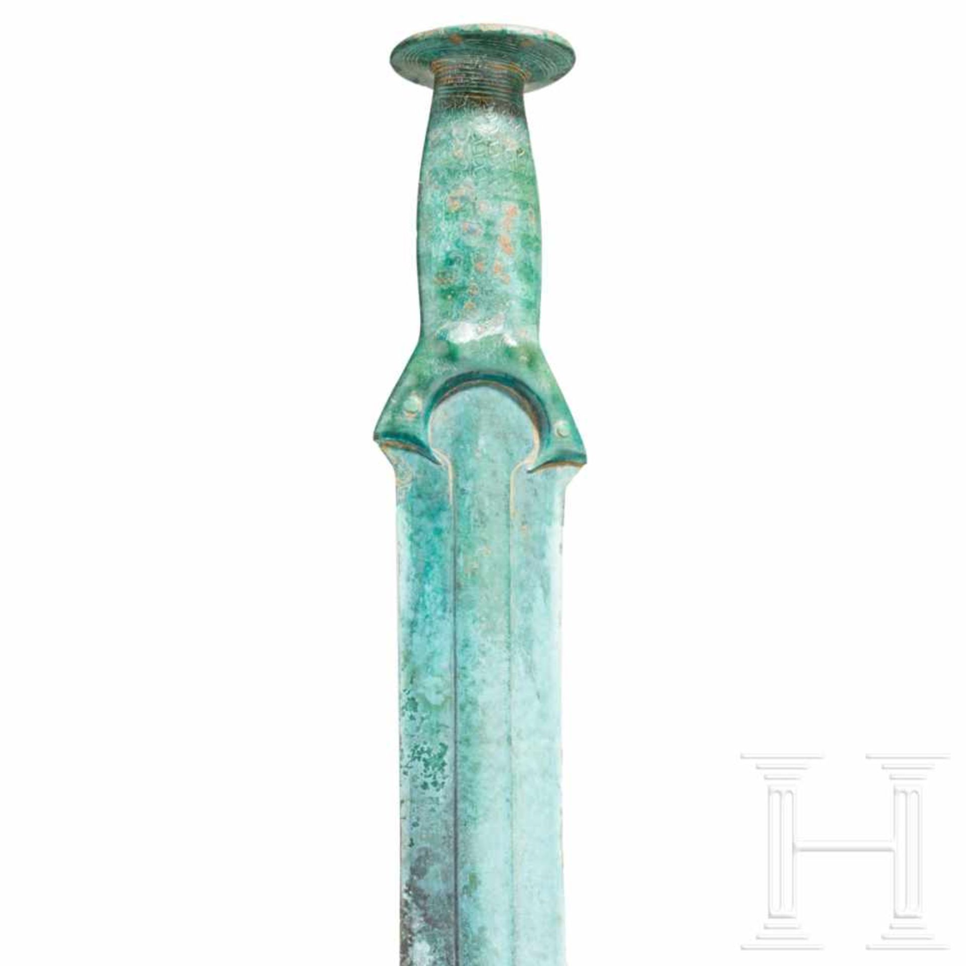 A German bronze sword of the Riegsee type, 1300 – 1200 B.C.A beautifully preserved bronze sword with - Bild 4 aus 8