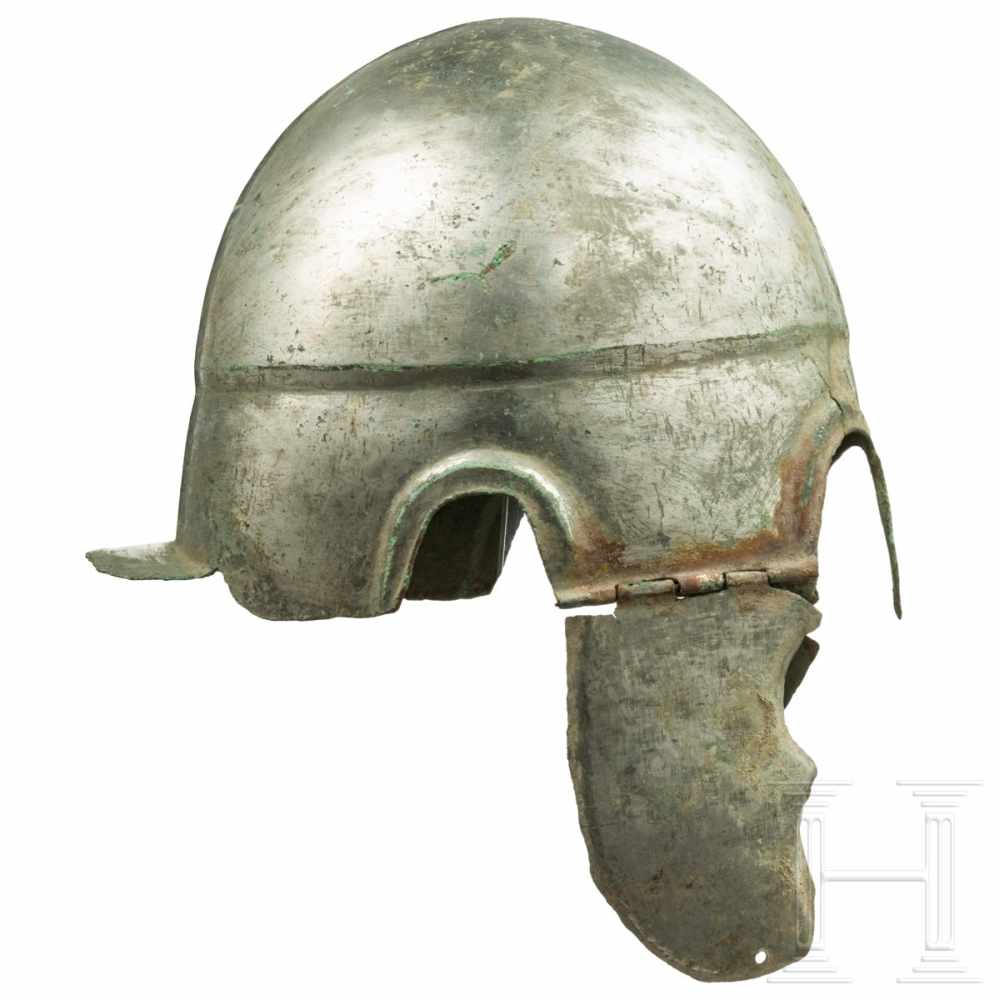 A Chalcidian helmet, type V, early 4th century B.C.Bronze helmet with full-faced tin plating with - Image 5 of 9