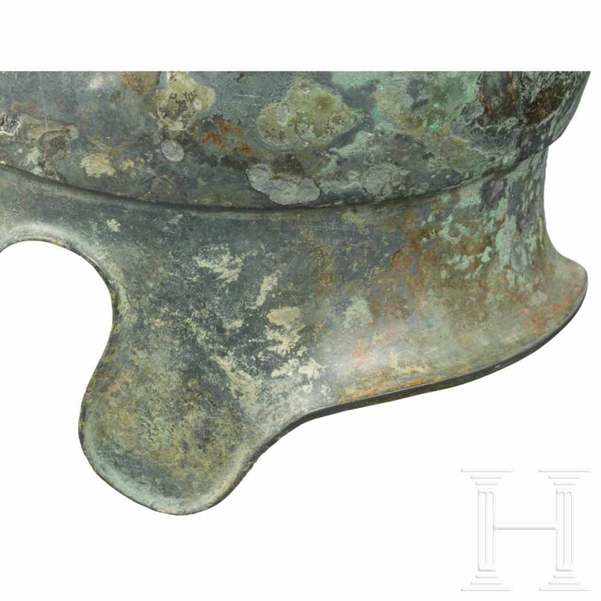 A South-East European Chalcidian helmet, type V, 4th century BCThe skull hammered in one piece, with - Bild 7 aus 7