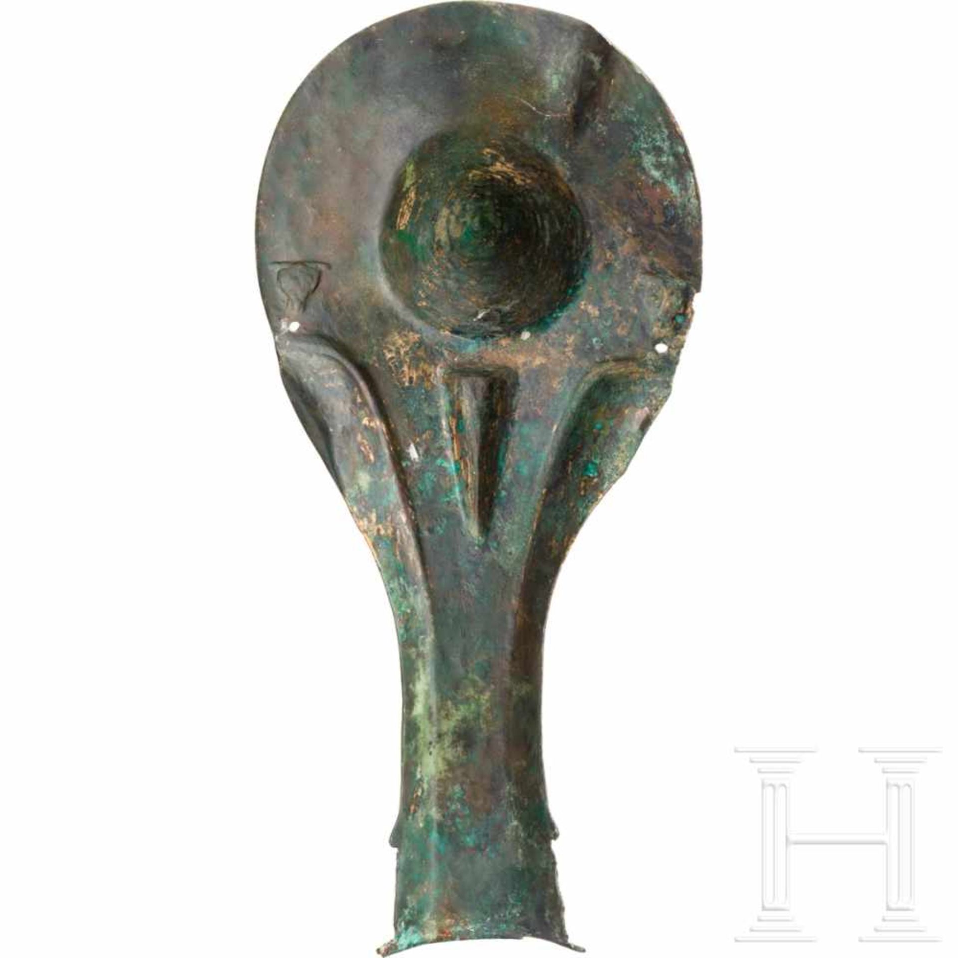 An ancient Near Eastern chamfron, 1st half of the 1st millennium B.C.Heavy bronze sheet metal. In - Bild 2 aus 4