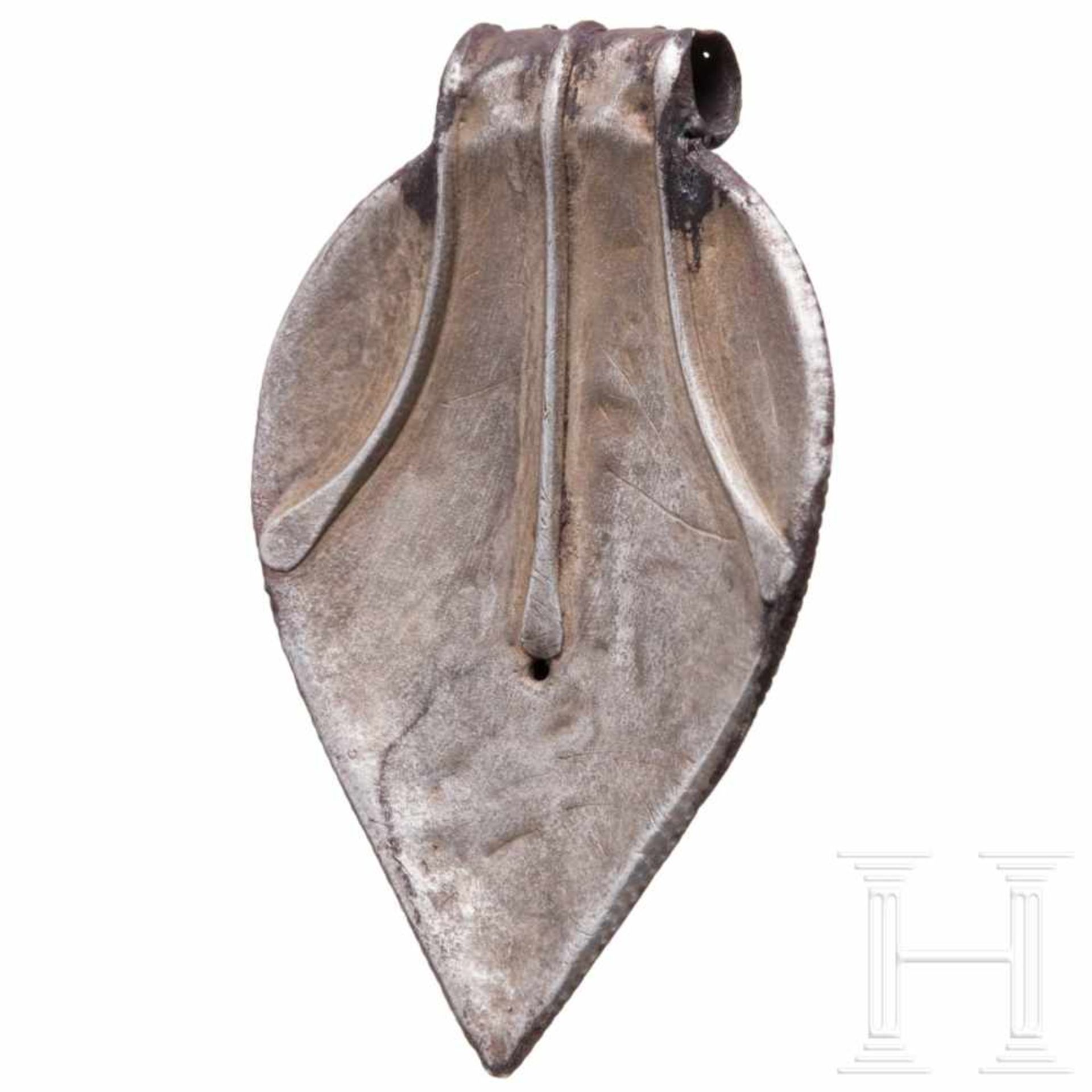 A Viking silver pendant with warrior head, 10th – 11th centuryA silver pendant representing the face - Bild 3 aus 3
