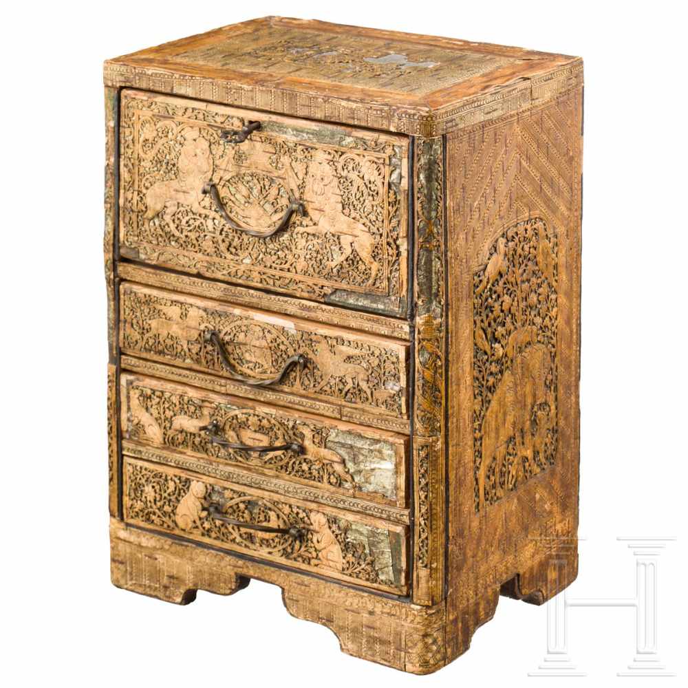 A Persian cabinet-case covered in birch bark, dated 1834Hochrechteckiger Holzkorpus mit fein - Image 3 of 4