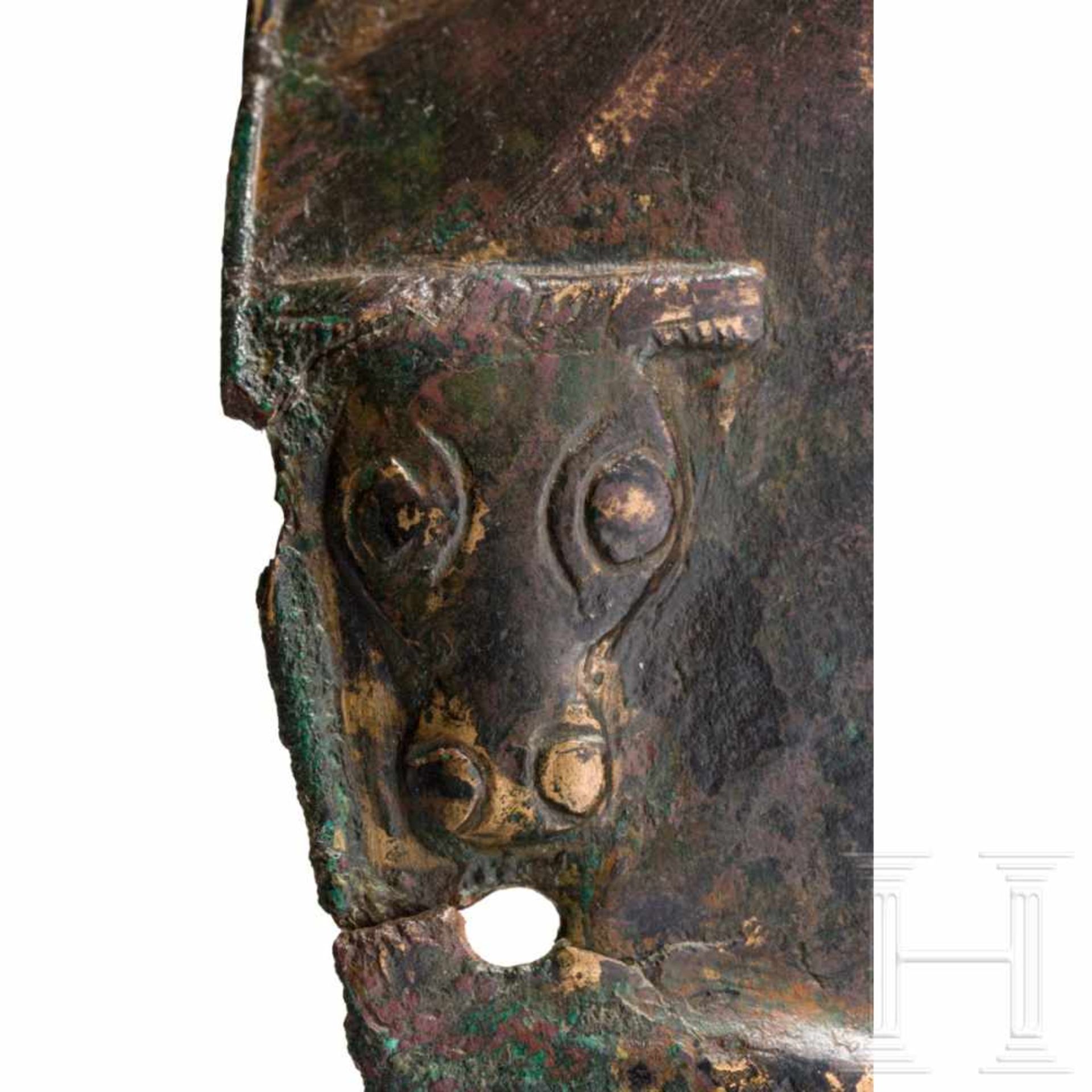 An ancient Near Eastern chamfron, 1st half of the 1st millennium B.C.Heavy bronze sheet metal. In - Bild 4 aus 4