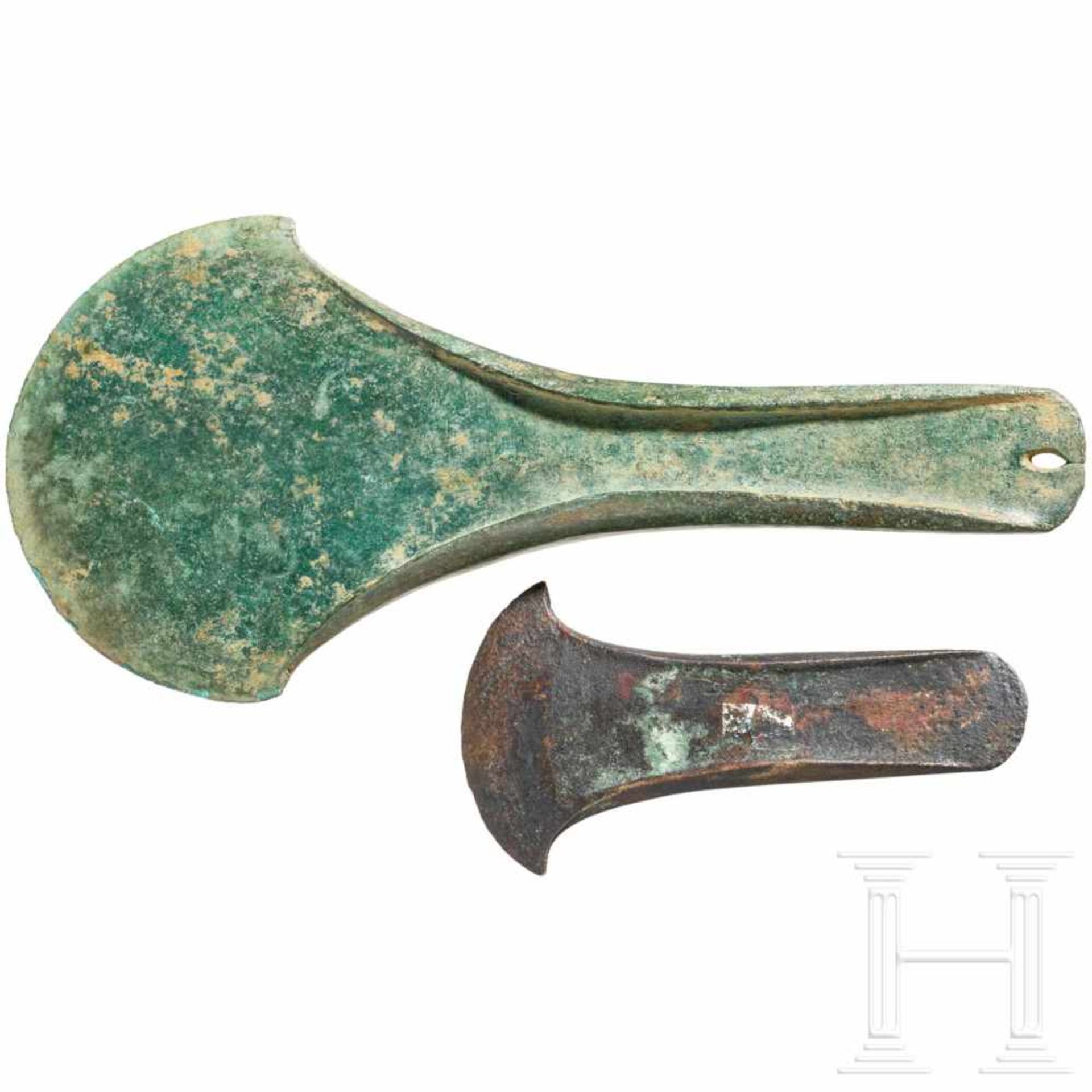 Two Central European axeheads, Bronze Age, 2000 – 1600 B.C.Bronze axehead of the Langquaid type. - Bild 2 aus 2