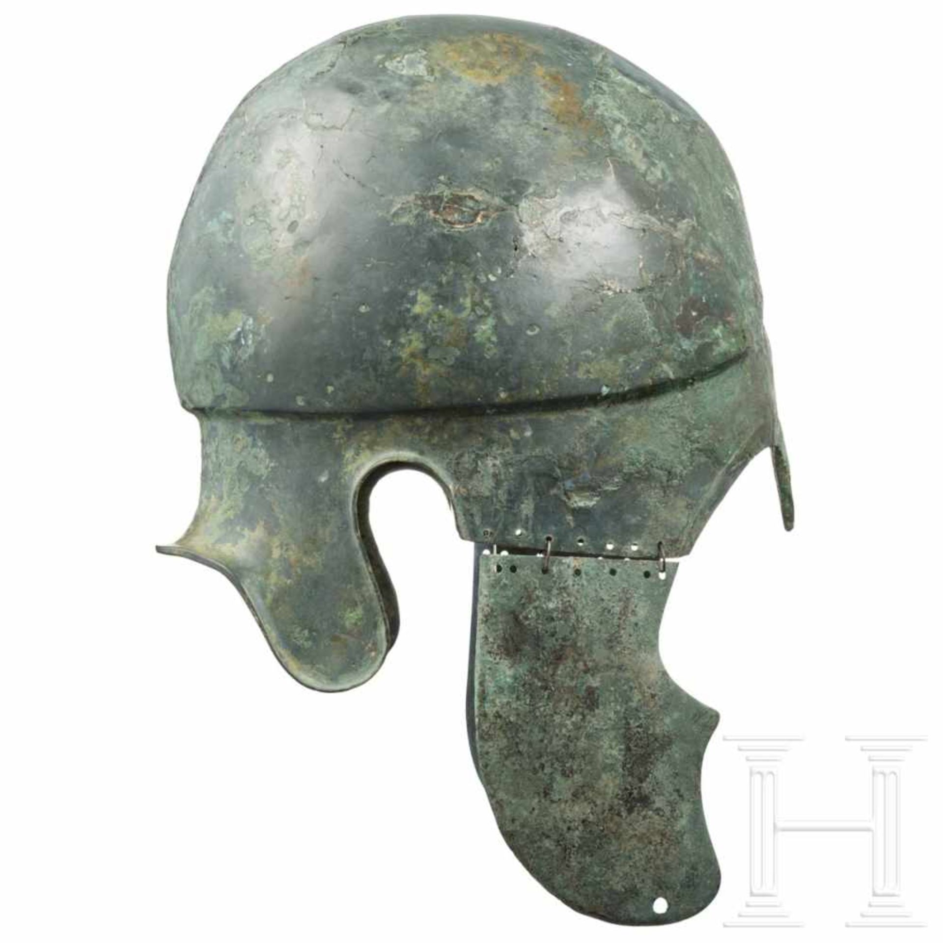 A South-East European Chalcidian helmet, type V, 4th century BCThe skull hammered in one piece, with - Bild 3 aus 7