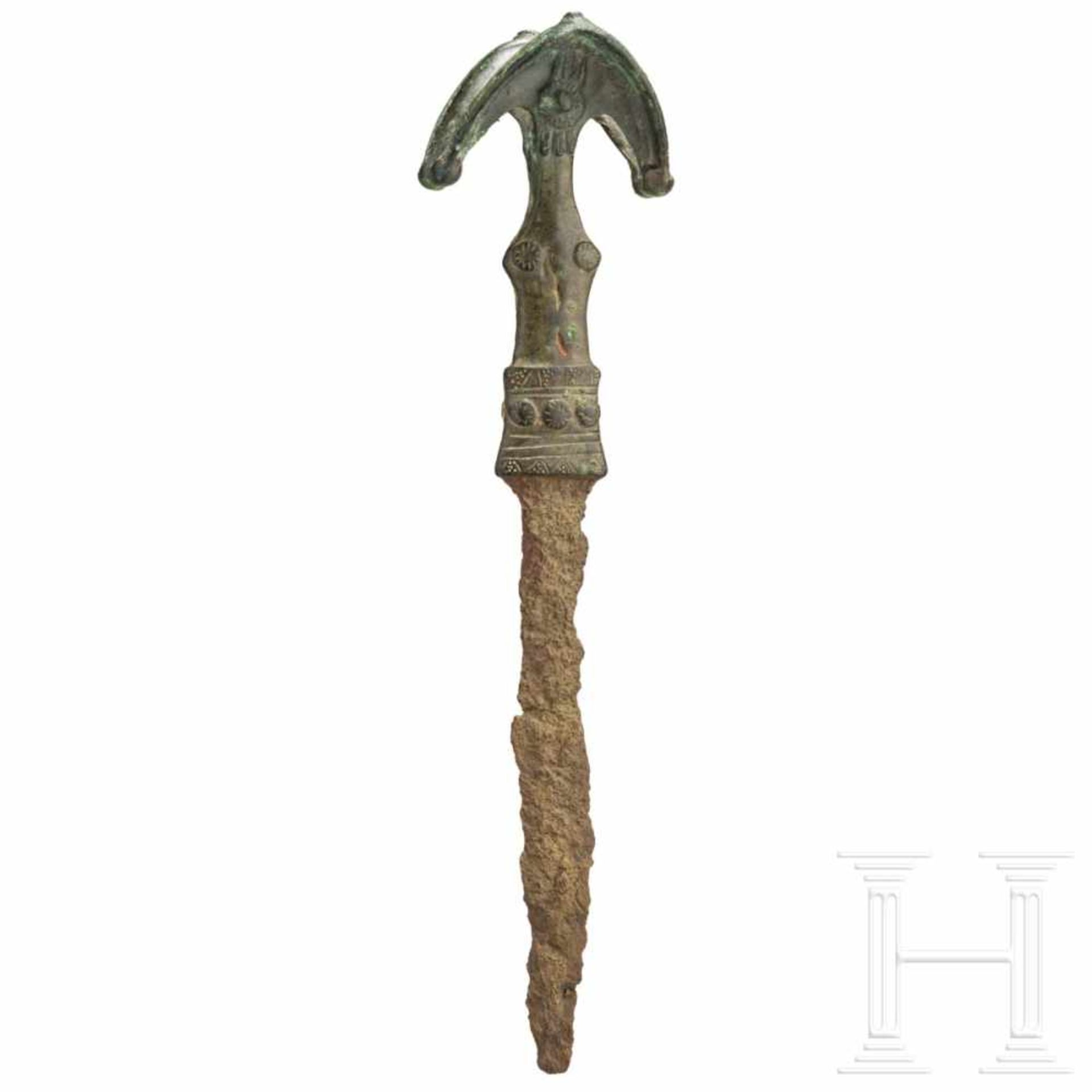 A Luristan iron sword with exceptional bronze hilt, 9th – 8th century B.C.Iron sword with - Bild 2 aus 3