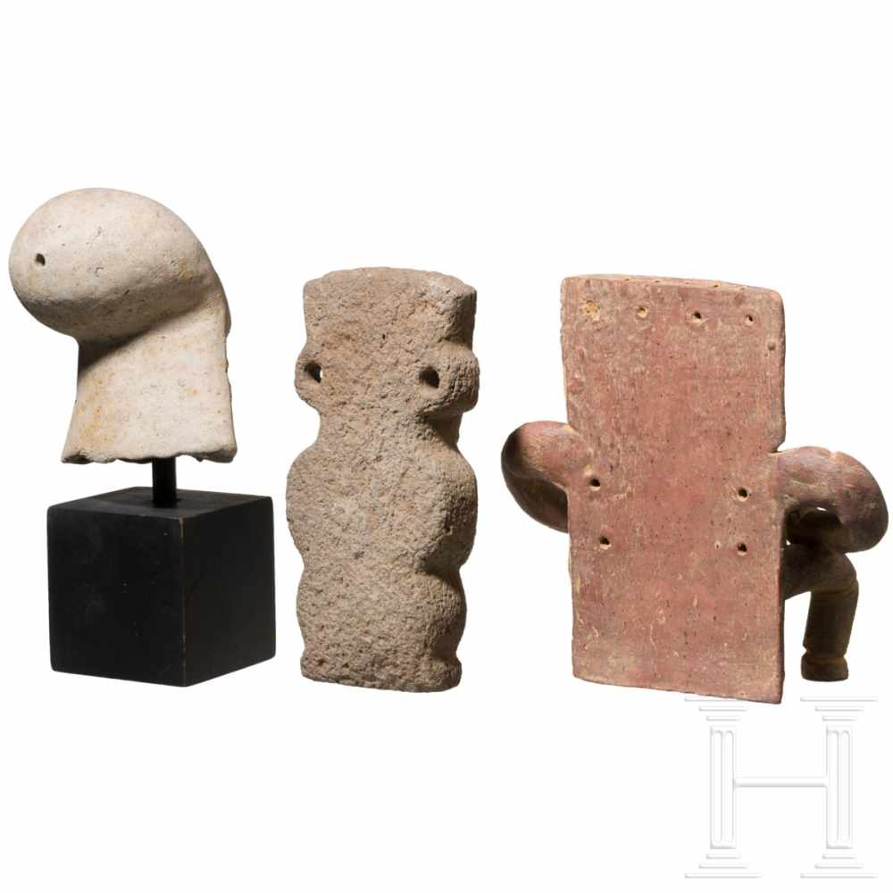 Three Central and South American figurines, circa 100 – 1500Flat male figure of basalt stone, the - Image 3 of 3