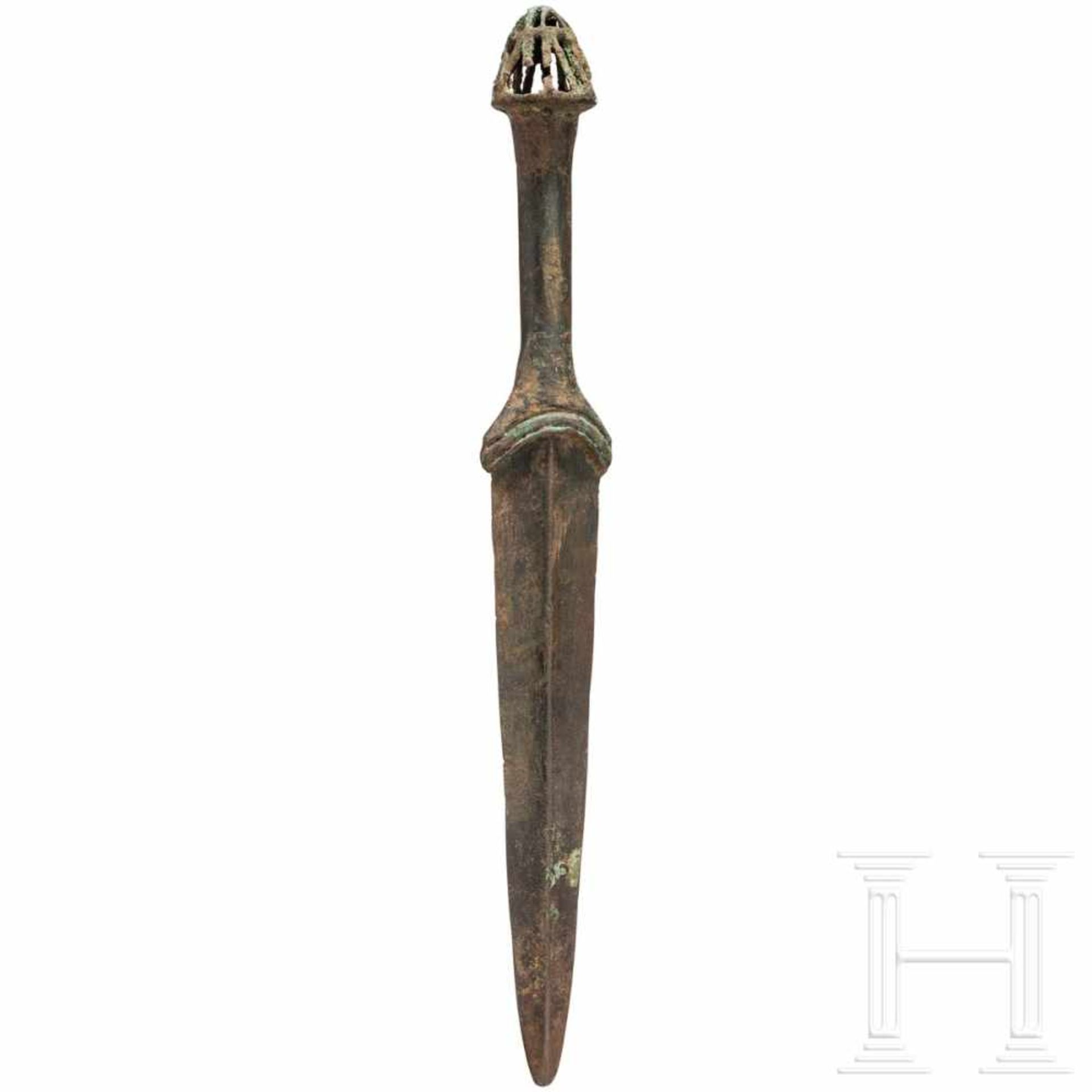 A Luristan bronze dagger, late 2nd millenium B.C.Blade with rounded tip and middle ridge. Few - Bild 2 aus 2