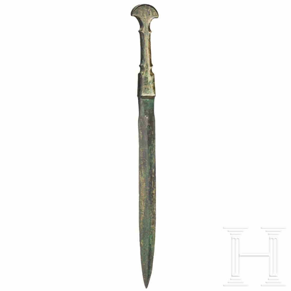 An excellently preserved Luristan dagger, 11th century B.C.A Luristan dagger with excellently - Image 2 of 3