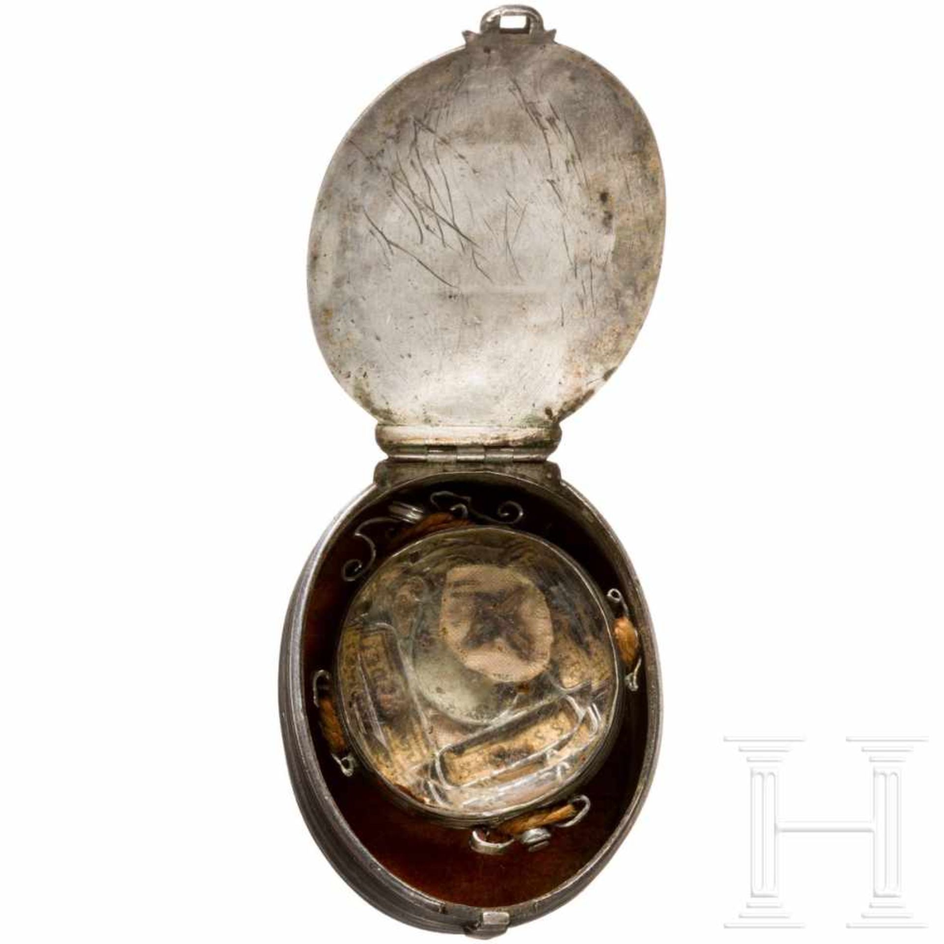 A silver reliquary pendant, southern German, ca. 1720Ovale Dose mit fein profiliertem Rand. Der - Bild 2 aus 3