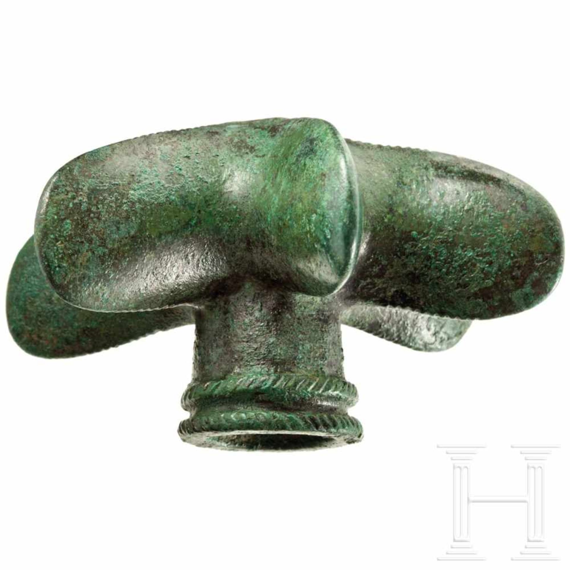 A Southeast European six-pointed bronze mace head, Late Bronze Age, 12th – 10th century B.C.Mace - Bild 2 aus 2