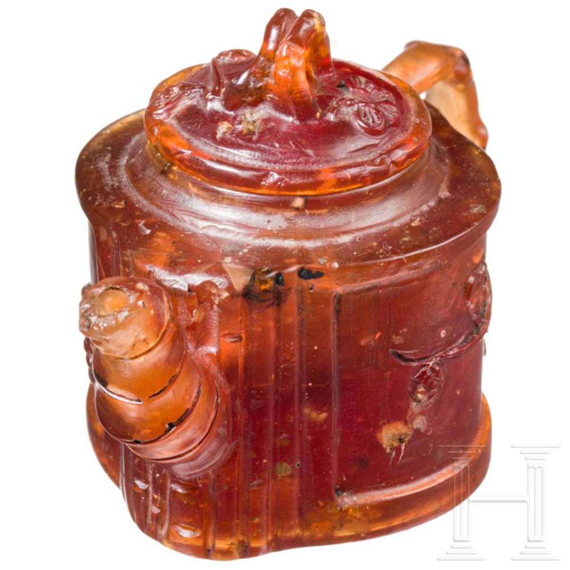 A rare miniature teapot in amber, Königsberg, circa 1700/20The two-part teapot carved in honey- - Bild 11 aus 13