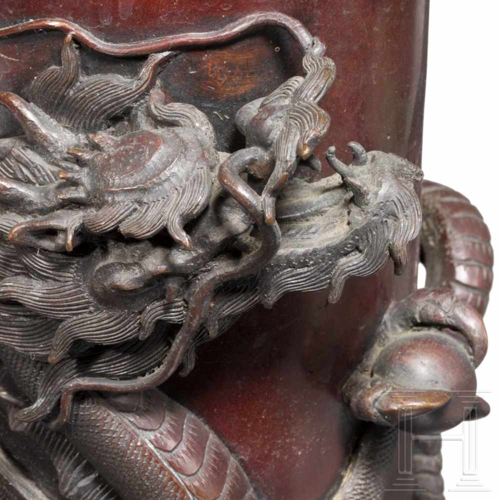 A bronze vase, Meiji-periodSentoku mit rötlicher Patina. Zylinderförmige Vase mit leicht - Image 3 of 4