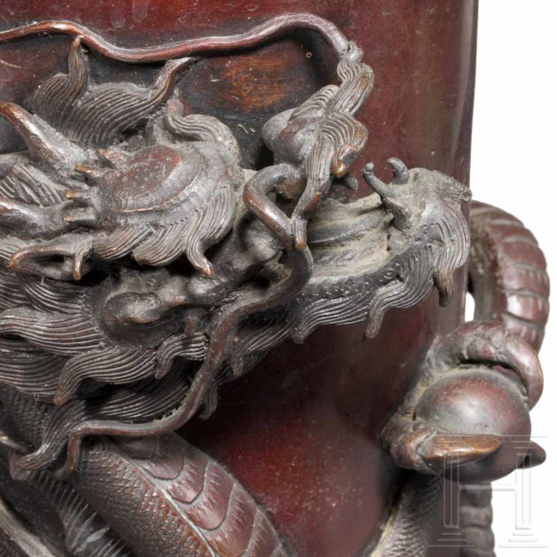 A bronze vase, Meiji-periodSentoku mit rötlicher Patina. Zylinderförmige Vase mit leicht - Bild 3 aus 4