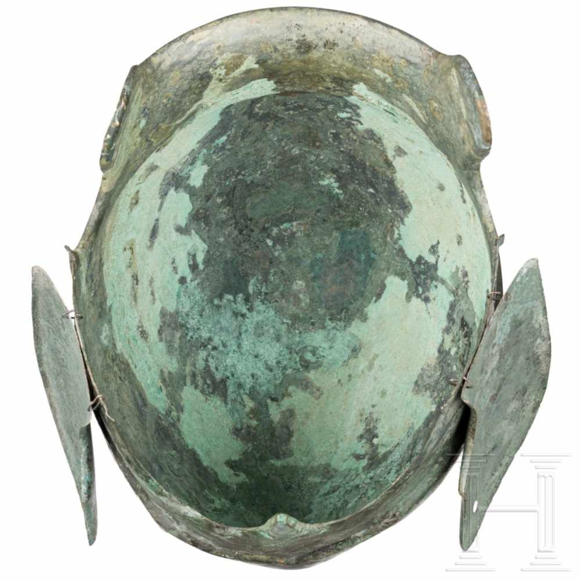 A South-East European Chalcidian helmet, type V, 4th century BCThe skull hammered in one piece, with - Bild 4 aus 7