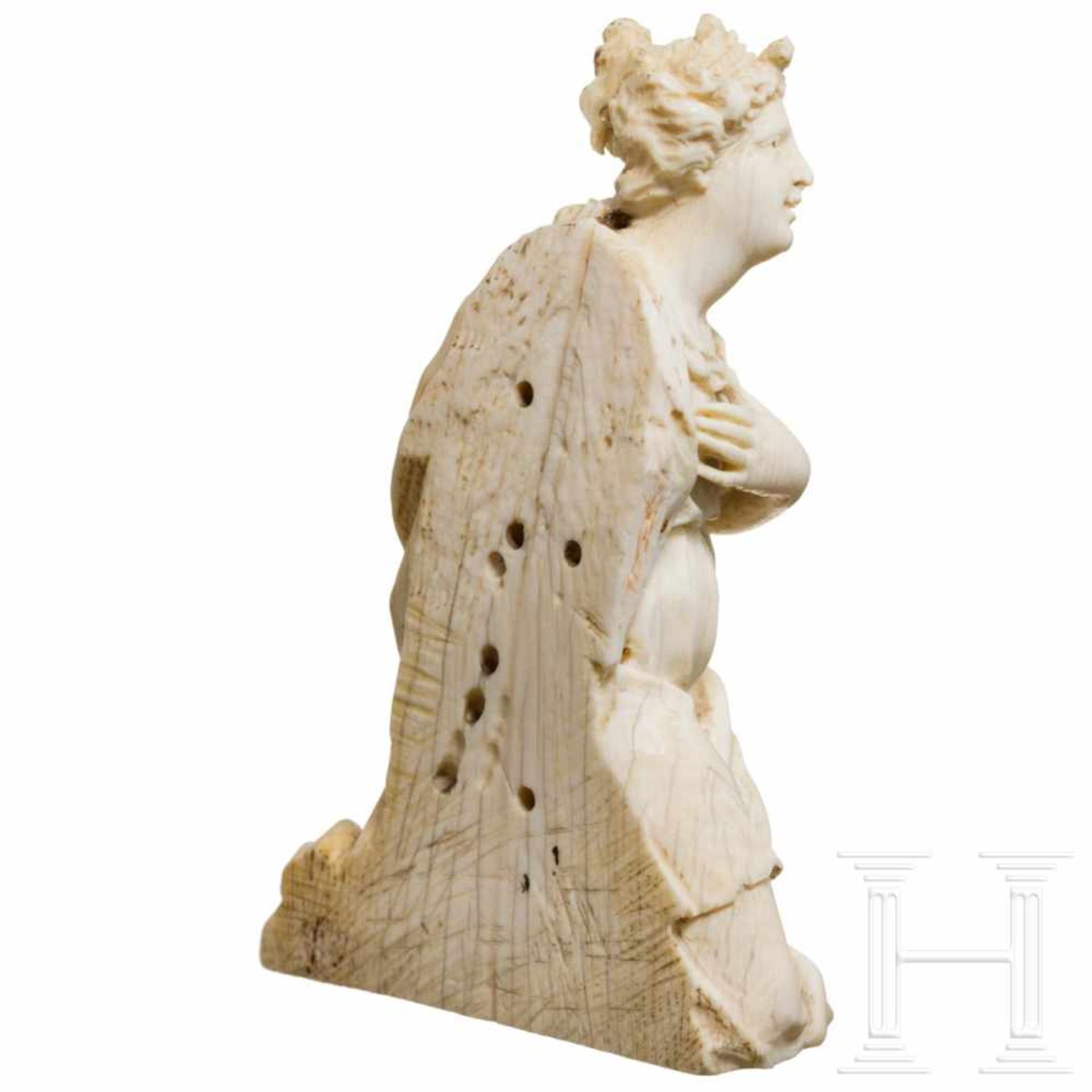 A Flemish carved ivory figurine of Mary Magdalene, 17th centuryDreiviertel-plastisch geschnitzte, - Bild 4 aus 4