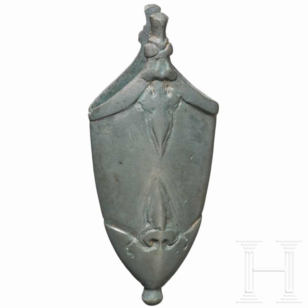 An eastern European Varagian chape, 10th centuryExcellently preserved tinned bronze chape. Lily- - Image 2 of 2