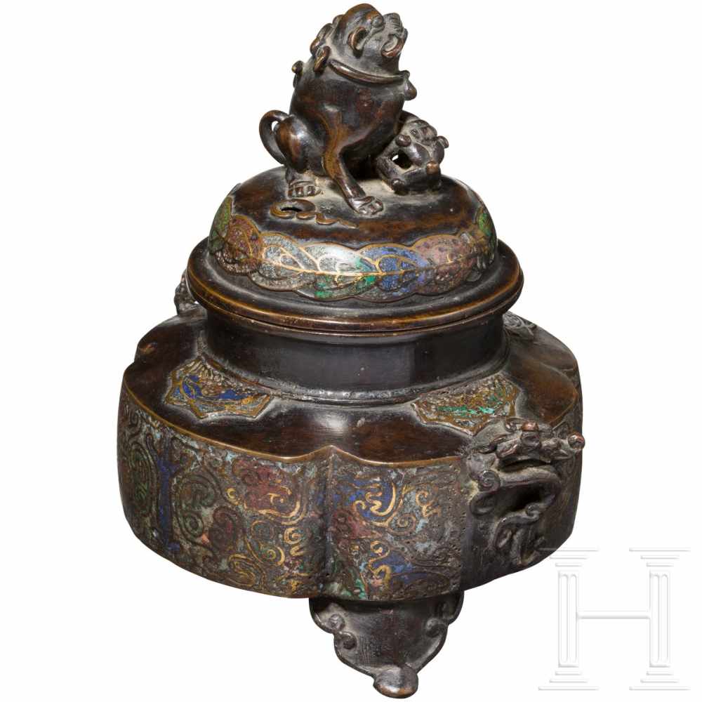 An enamelled bronze censer, China, 18th/19th centuryBronze mit schöner Alterspatina. Vierpassig - Image 2 of 3