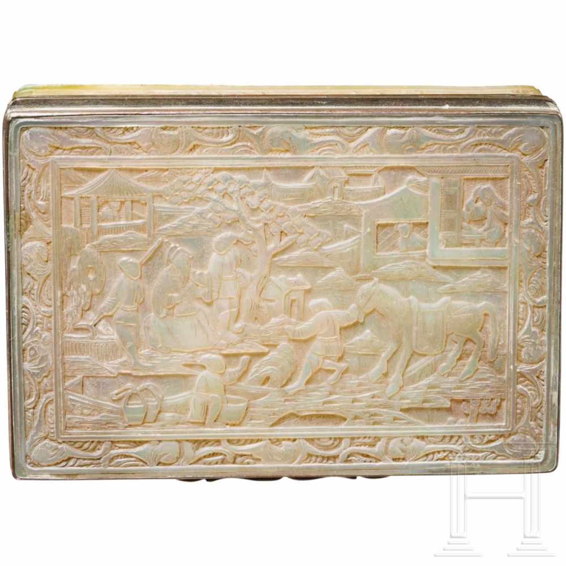 A carved mother-of-pearl tabatiere, Chinese for the European market, ca. 1800Rechteckige Kassette - Bild 2 aus 4