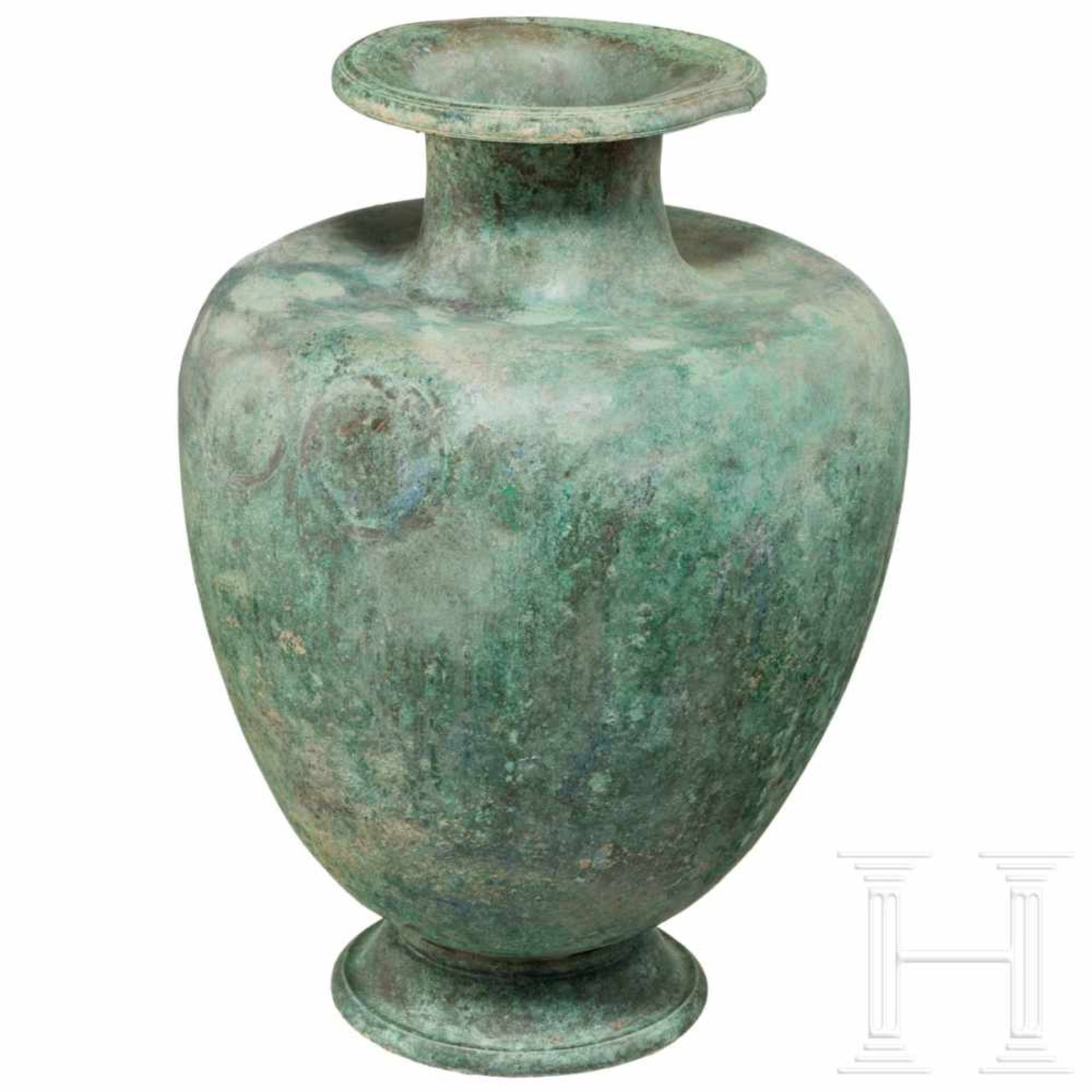 A Greek bronze hydria, 5th Century BCAn exquisite, large bronze hydria. The ovoid body with broad - Bild 2 aus 7