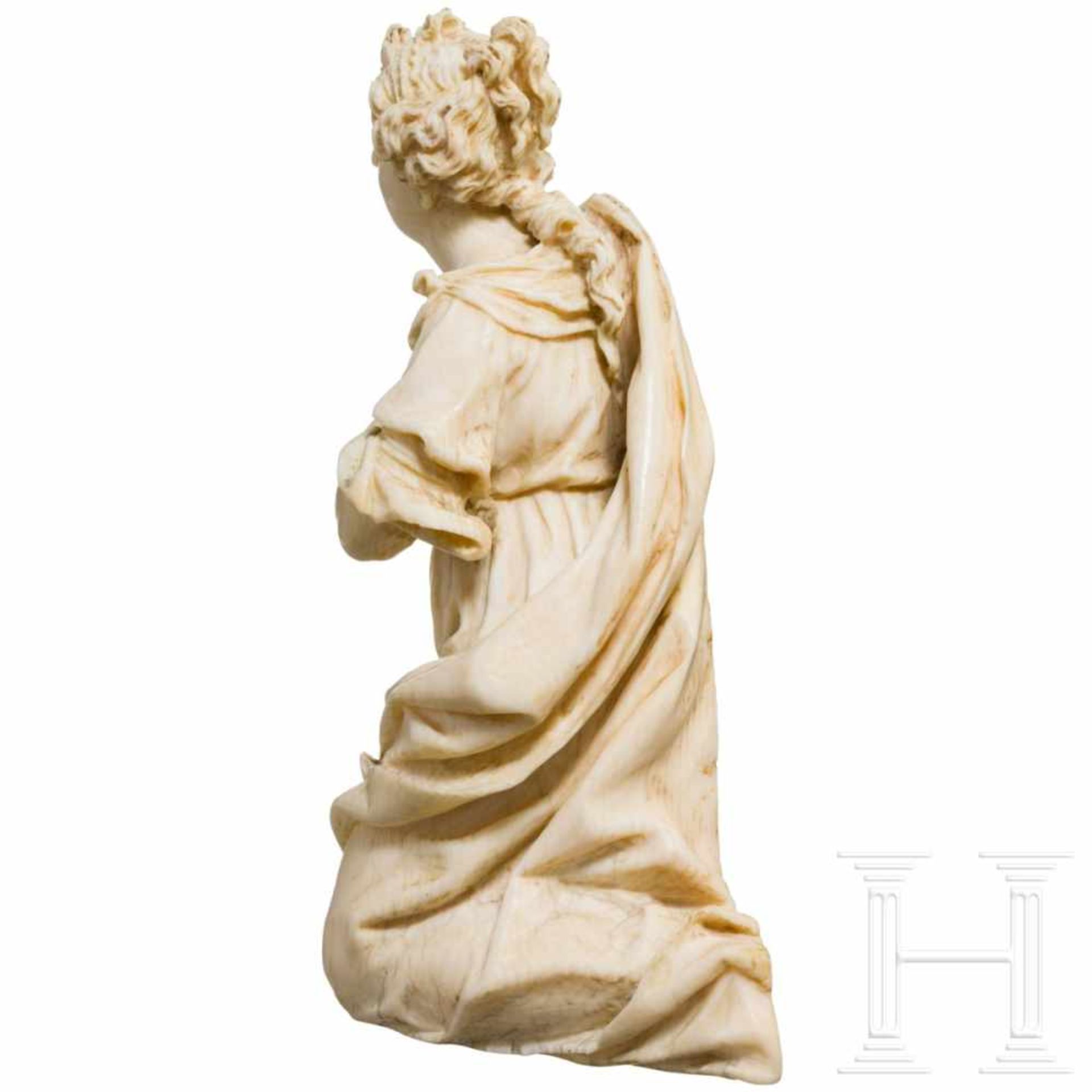A Flemish carved ivory figurine of Mary Magdalene, 17th centuryDreiviertel-plastisch geschnitzte, - Bild 3 aus 4