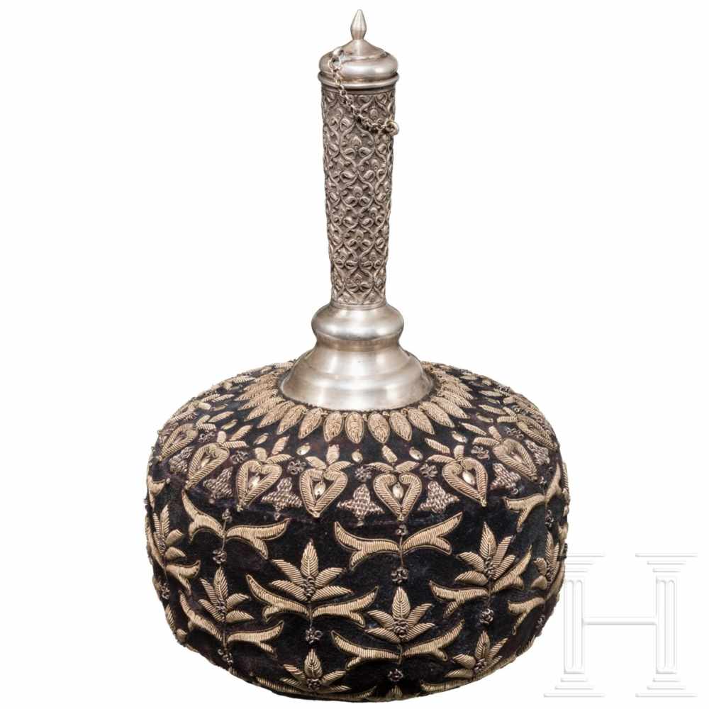 A velvet-covered, embroidered silver water flask, India, circa 1900Ballonförmig getriebener, oben - Image 2 of 4