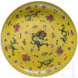 A large Chinese dragon-plate, circa 1900Flache Schale aus gräulichem Porzellan. Im Spiegel gelber